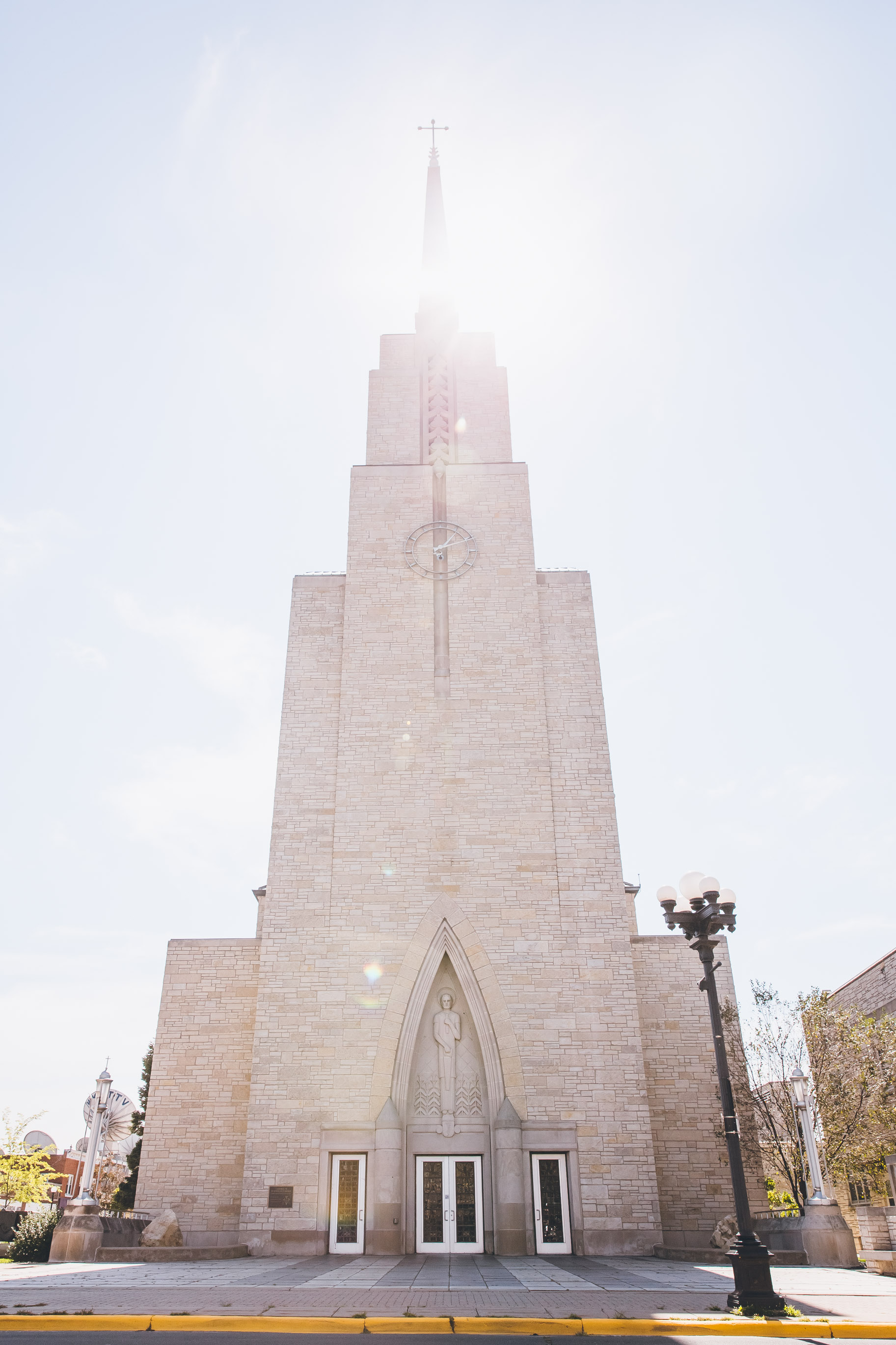 La Crosse, WI Wedding Photographers. La Crosse Bridge. Waterfront Wedding. cathedral wedding.