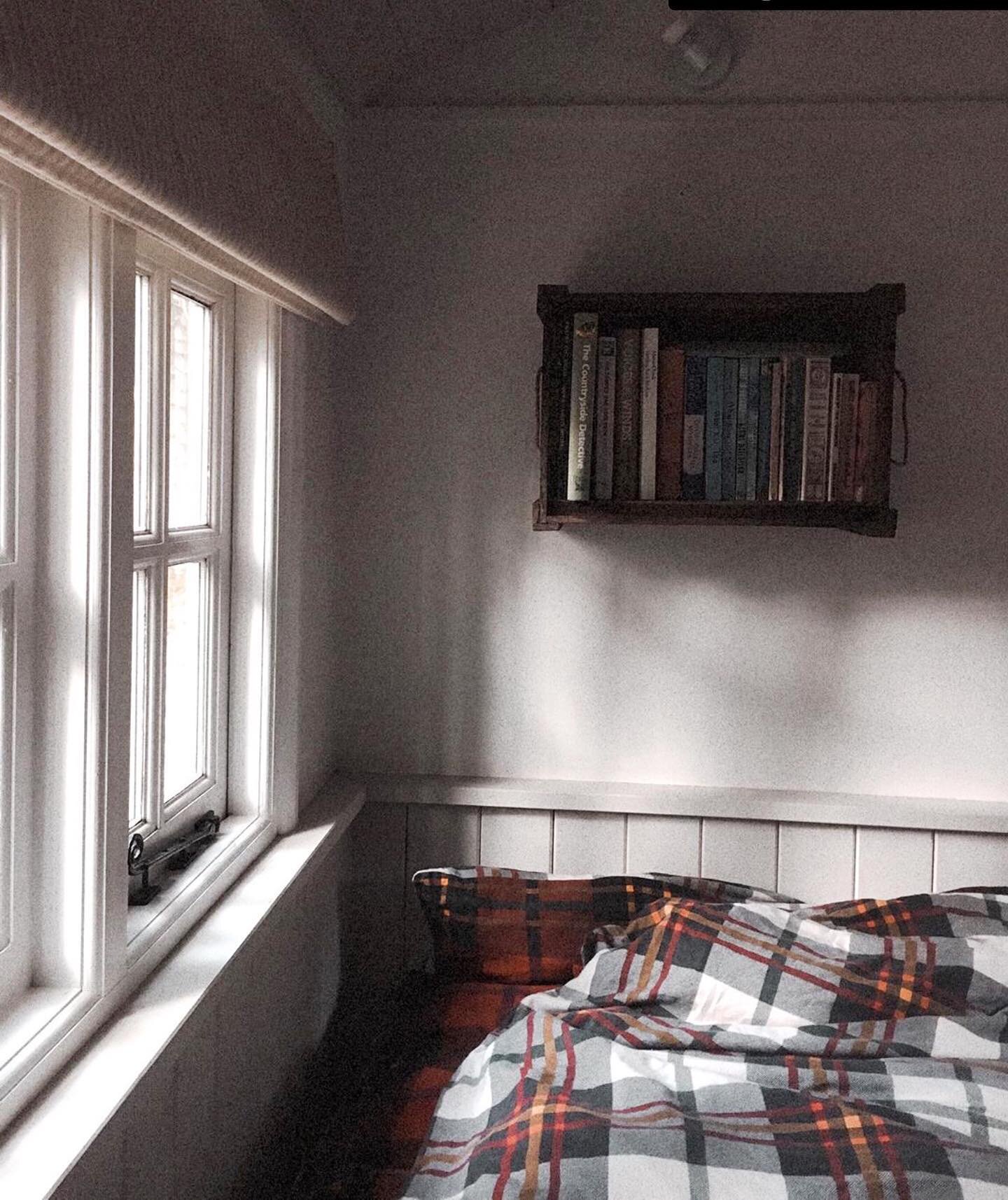 Autumn light in King Nutkin cabin. Real king size bed. Log burner. Kitchenette. Woodland garden. Availability can be found on link in bio^
*
*
*
📷 @storyofjane 
*
*
#winterescape #autumnstaycation #glampinglife #holidayathome #happyvalleynorfolk