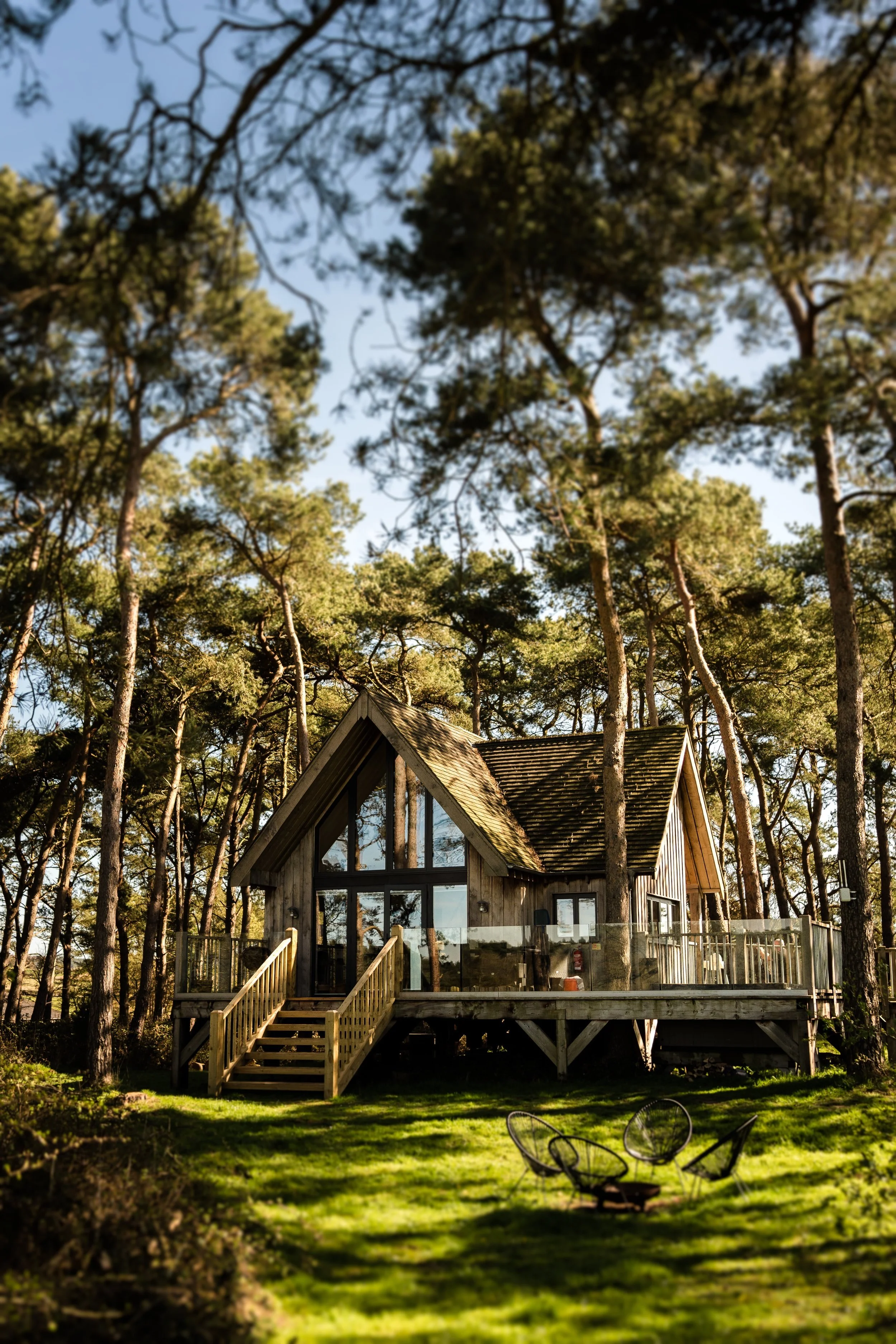 Toad Hall Treehouse with sunken hot tub. Luxury glamping in north Norfolk