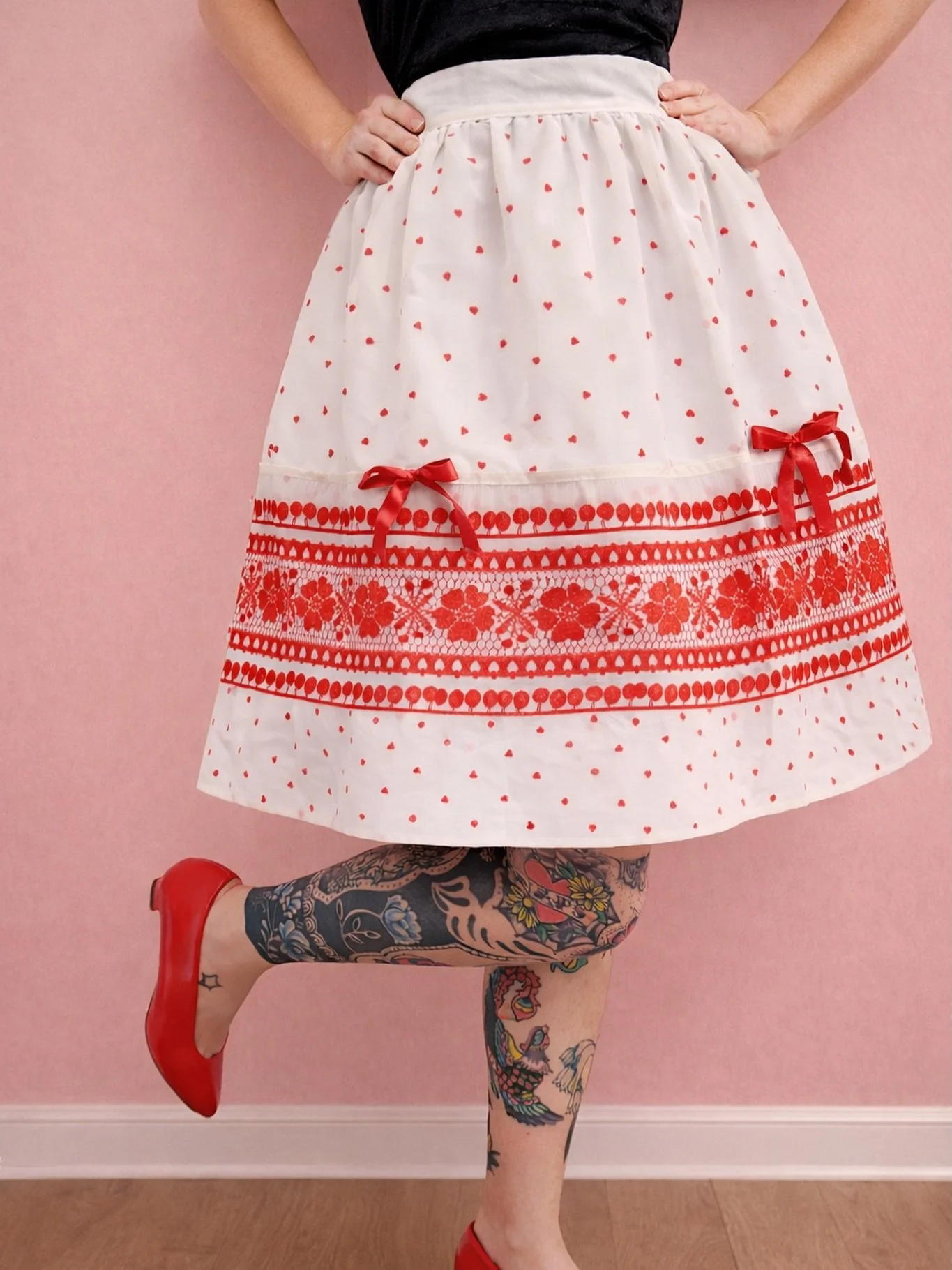 #throwbackthursday 💝Valentine&rsquo;s Day edition💘 

These adorable novelty aprons were available in the 1950s at department stores and to be worn for the holiday 💌

#vintagestyle #valentinesinspo #1950style #aprons