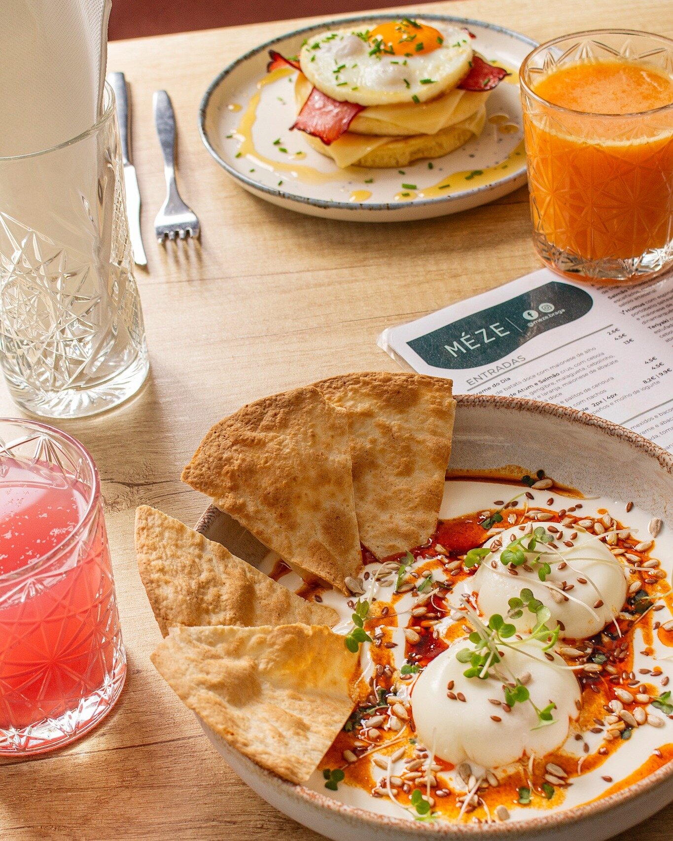 Os ovos turcos e a panqueca americana com ovos e bacon, s&atilde;o algumas das novidades da nova carta do @mezebrunch.braga 
​
Delicia-te!
​
​
V&ecirc; mais em: 
https://www.bragabynight.com/espacos/meze-brunch
​
​
#BragaByNight #BBN