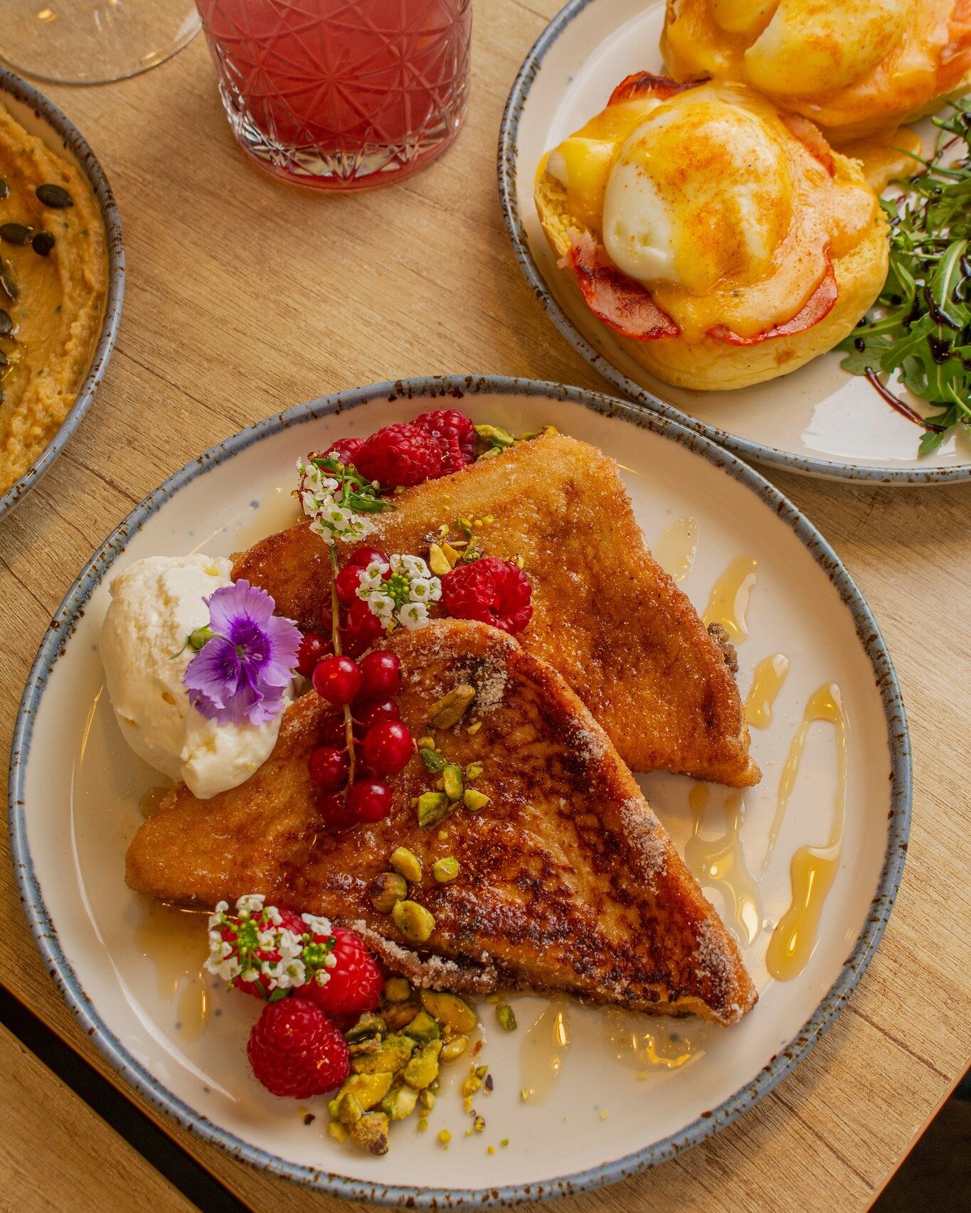 J&aacute; podem experimentar a French Toast do Dia dos Namorados do @mezebrunch.braga ! 
Com canela, creme de lim&atilde;o, maple syrup e frutos vermelhos. 
Dispon&iacute;vel de 12 a 16 de fevereiro.
​
V&ecirc; mais em: 
https://www.bragabynight.com/