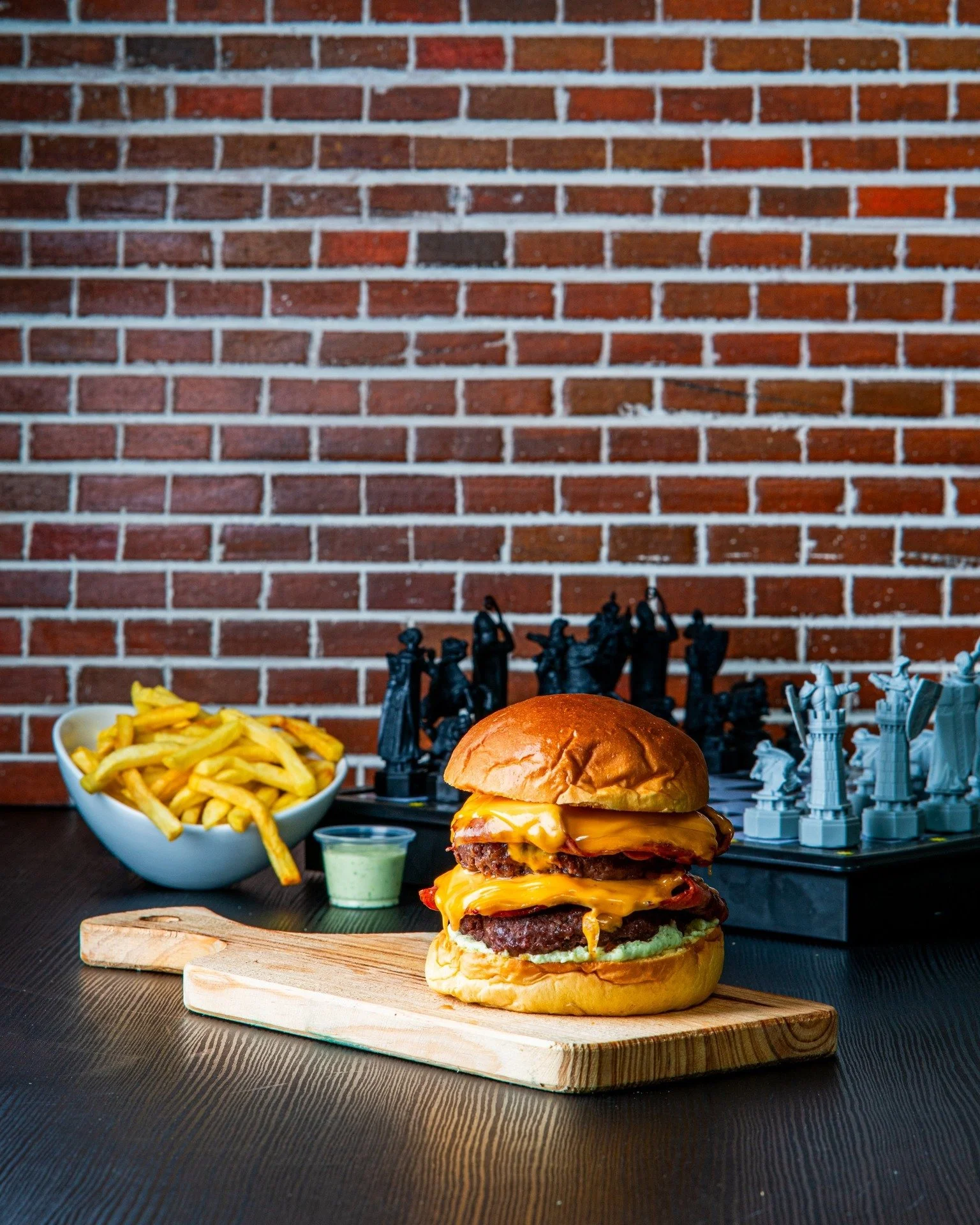 "O Beco da Bruxa Burger nasceu da vontade de criar um espa&ccedil;o tem&aacute;tico e interativo em Braga, inspirado pelo fasc&iacute;nio por magia de sagas que marcaram as vidas de suas fundadoras. Somos uma hamburgueria artesanal, com ingredie