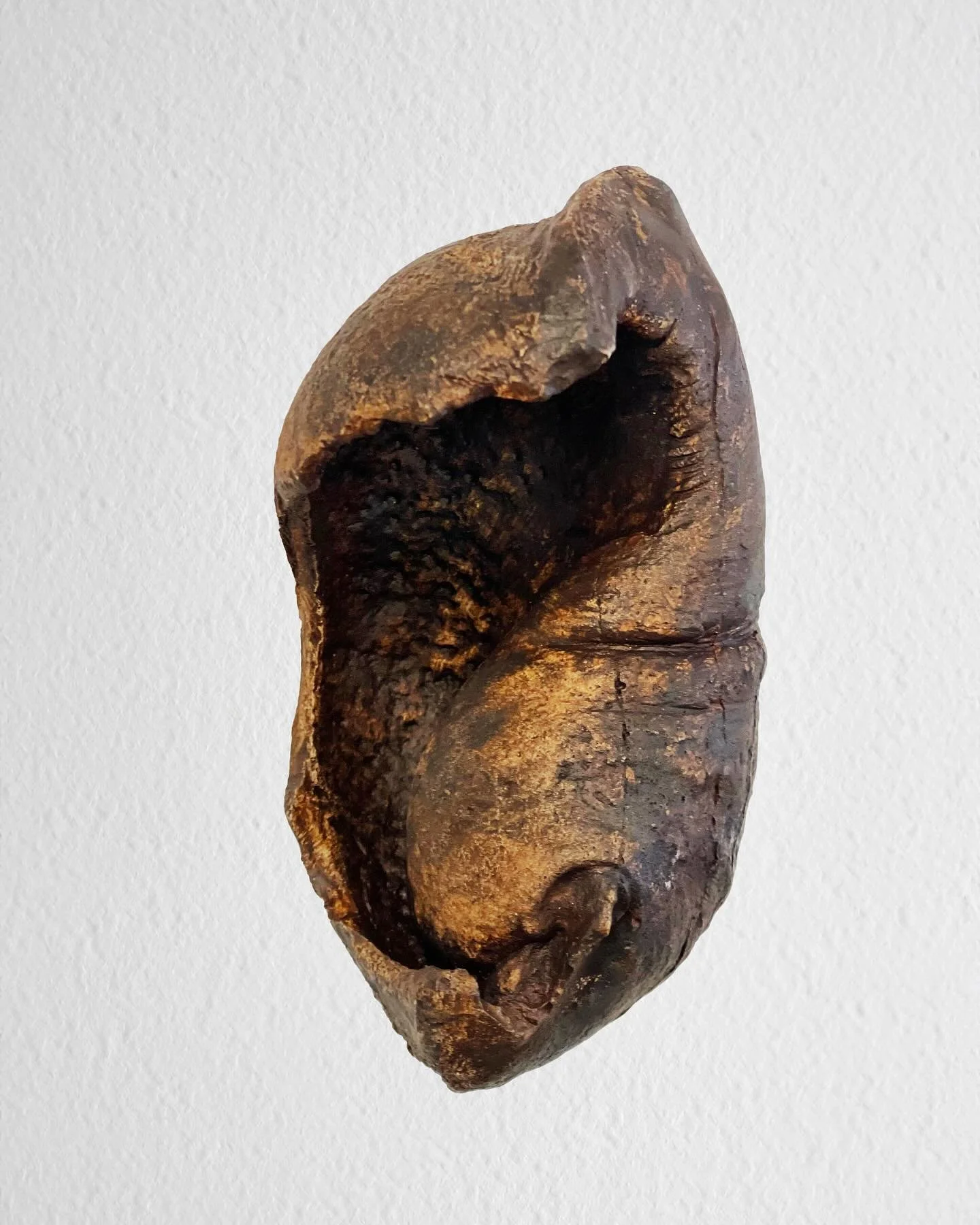 Hold me, Press me, Hear Me
Cast concrete and hydrostone, pigment, transducer
2024