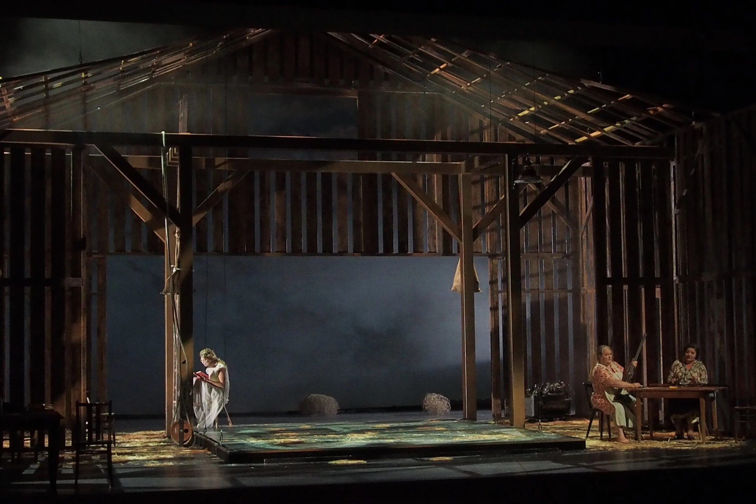 Eugen Onegin_Freiburg_18©Kristin Zwimpfer_04.JPG