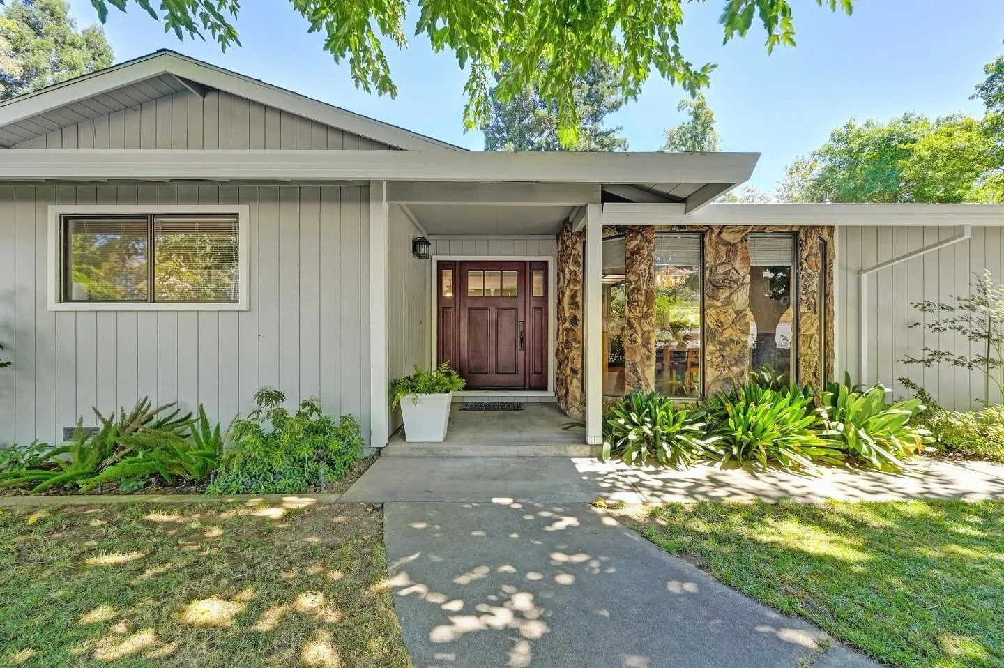 Sold on Kenneth Ave in Fair Oaks! Congrats to my buyers Alex and Amy for closing on their new home! These are repeat clients turned friends, seems to be a trend in my business haha! 😁🤩🏡