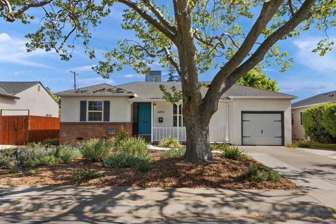 Just listed in Hollywood Park 👀 5221 Helen Way &mdash; a charming Sacramento home with space, character, and a prime location. This home is dialed with vintage charm and modern updates. 
🏡 3 Bedrooms | 2 Bathrooms 📏 1,343 Sq Ft 🔥 Cozy wood-burnin