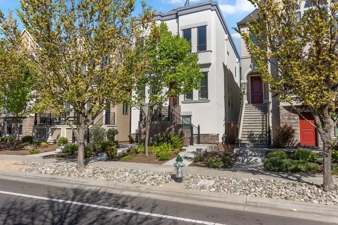 Just listed in Crocker Village 👀 
3329 Crocker Drive&mdash;This Brownstone is dialed.
🏡 3 Bedrooms | 3 Bathrooms 📏 Tri-level layout + rooftop deck 🔥 Open kitchen with additional living space 🌆 Private rooftop deck with skyline views ⬇️ Ground-fl
