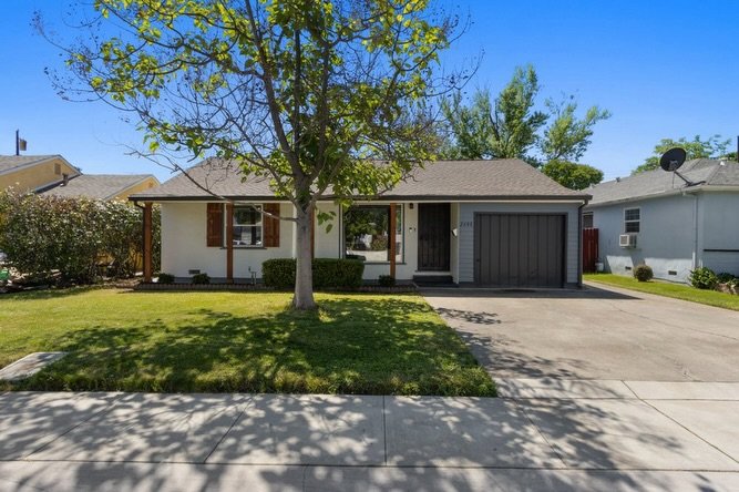 New listing in North City Farms 👀 2600 23rd Ave &mdash; This charming Sacramento home has space, updates, and a great central location.
🏡 2 Bedrooms | 1.5 Bathrooms 🔥 Cozy fireplace + refinished hardwood floors 🍽 Massive vintage-inspired kitchen 