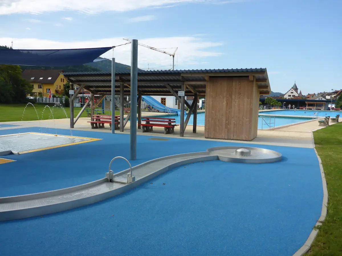 Freibad-Elzach-Planschbecken-mit-Schiffchenkanal.webp
