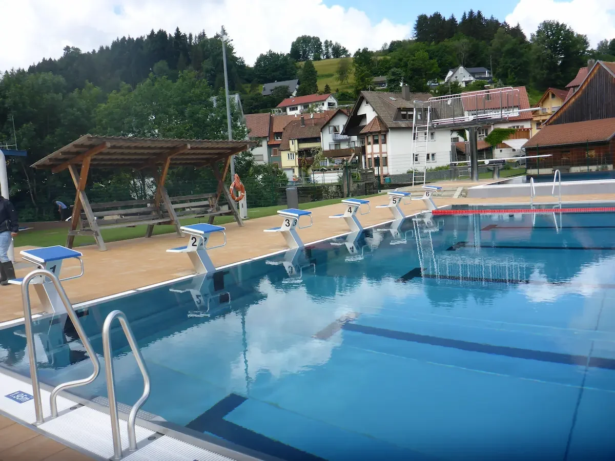 Freibad-Elzach-Startblöcke.webp