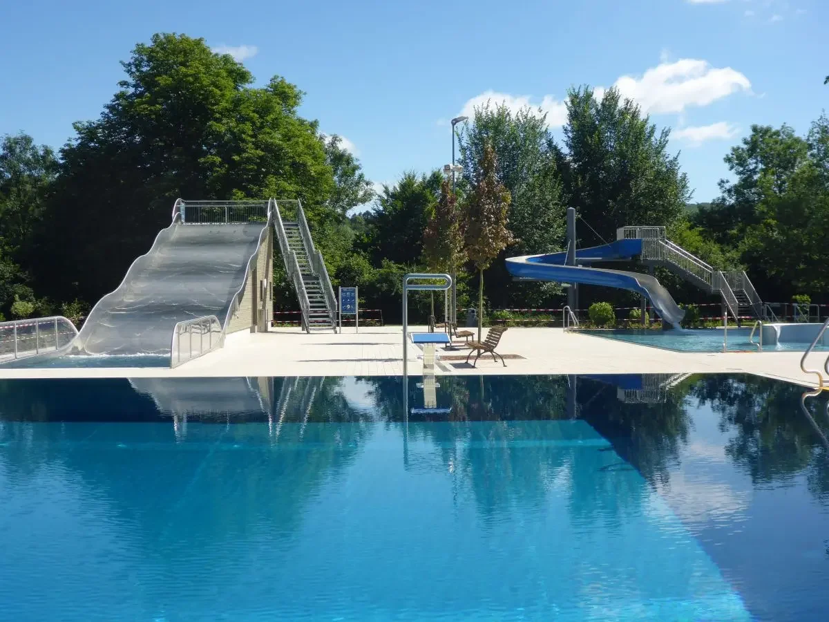 Freibad über der Elz Emmendingen Breitwellenrutsche und Halbschalenrutsche aus Edelstahl