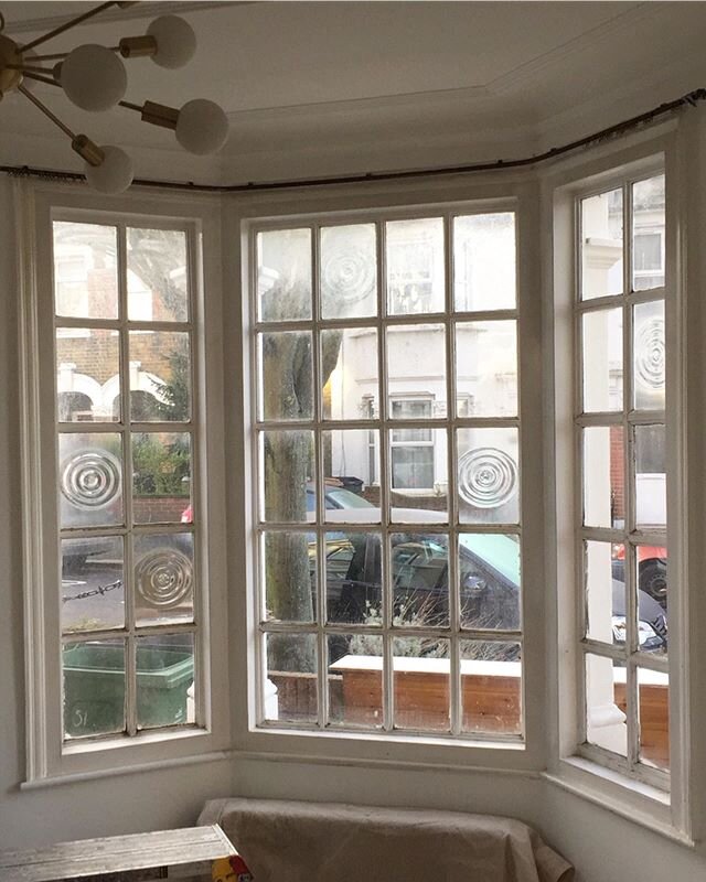 I had great pleasure ripping out these old 70s windows! Even though they were a nightmare to get 😆 can you believe they were all fixed shut🤦&zwj;♂️ more pics to follow of this job in Leyton...
&bull;
&bull;
&bull;
&bull;
&bull;
#sashwindows #leyton