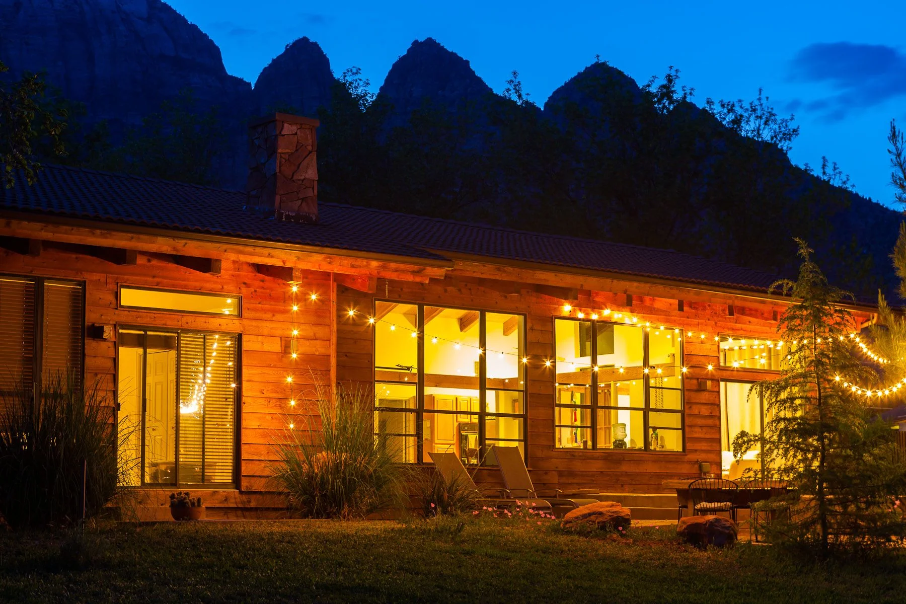 SURROUNDED BY MOUNTAINS VIEWS. AT ELEVATION OF 3900FT/1200M, THE NAMA-STAY HOUSE IS LITERALLY 1/4 MILE AWAY FORM ZION NATIONAL PARK. Can you imagine relaxing here in the warmth of a dry desert evening?