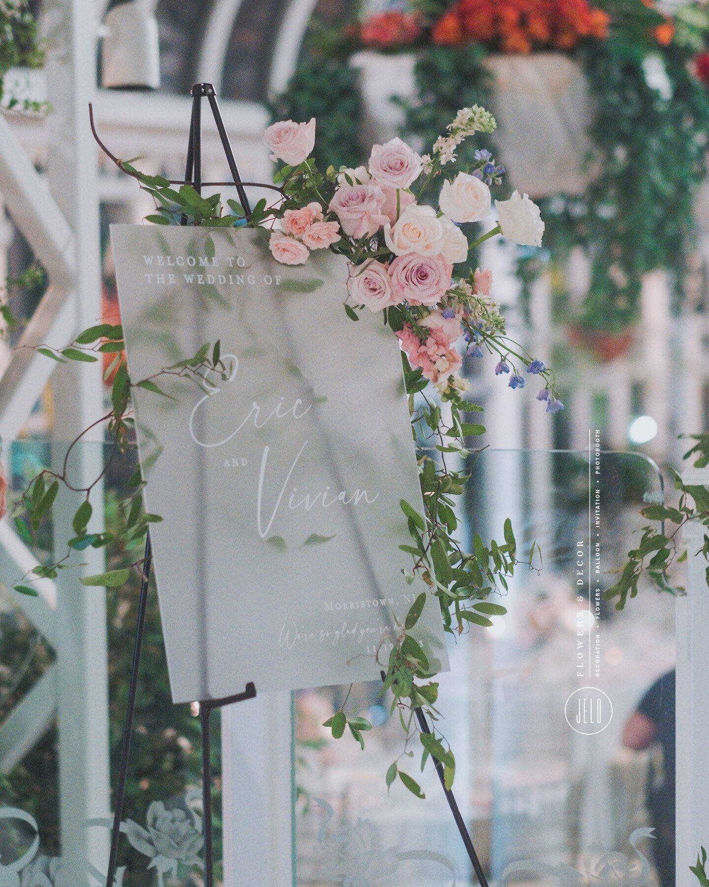 Acrylic welcome sign with flower decor.

.
.
.

Event : Vivian + Eric's Wedding
Planning : @aisleaiweddings 
Flowers &amp; Decor : @jeloflowersdecor
Venue : @the_madison_hotel