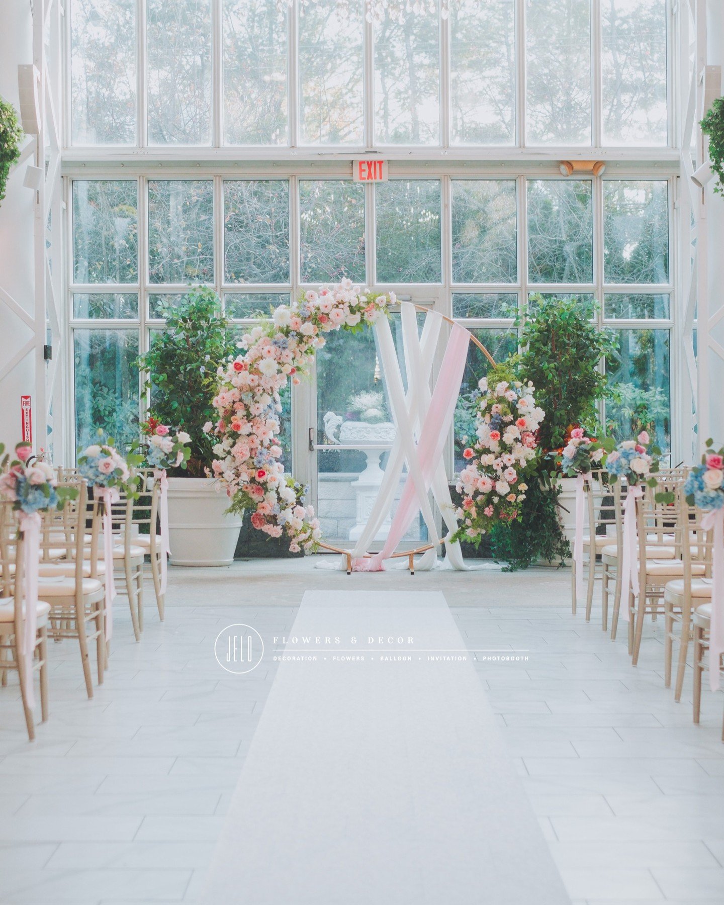 It's a good choice to adding the fabric to the middle of the circle arch :)

.
.
.

Event : Vivian + Eric's Wedding
Planning : @aisleaiweddings
Flowers &amp; Decor : @jeloflowersdecor
Venue : @the_madison_hotel