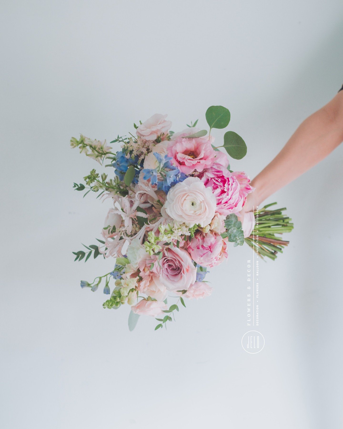 Beautiful round shape bridal bouquet.

.
.
.

Event : Vivian + Eric's Wedding
Planning : @aisleaiweddings
Flowers &amp; Decor : @jeloflowersdecor
Venue : @the_madison_hotel