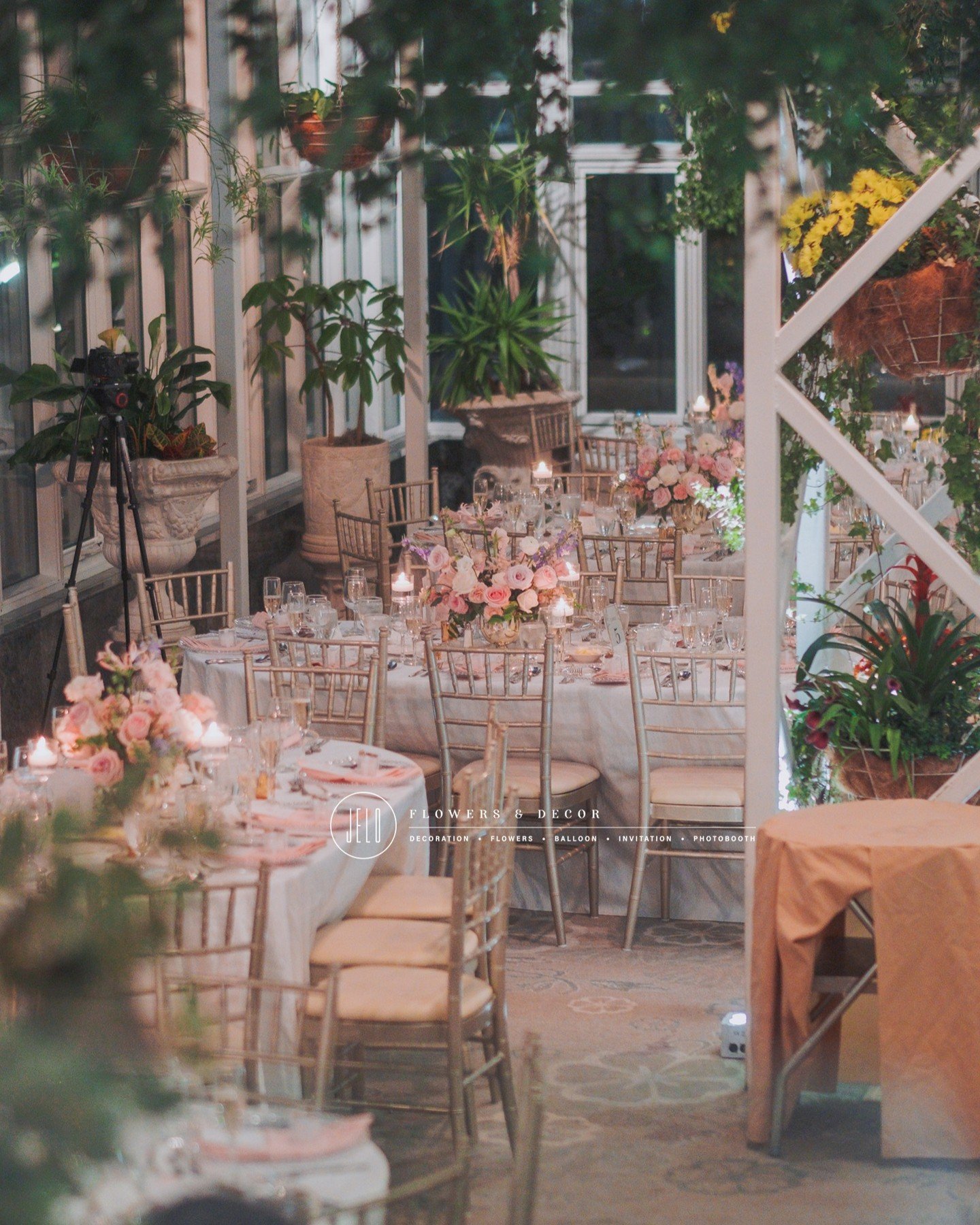 Air style flower with Golden vase centerpieces.

.
.
.

Event : Vivian + Eric's Wedding
Planning : @aisleaiweddings
Flowers &amp; Decor : @jeloflowersdecor
Venue : @the_madison_hotel