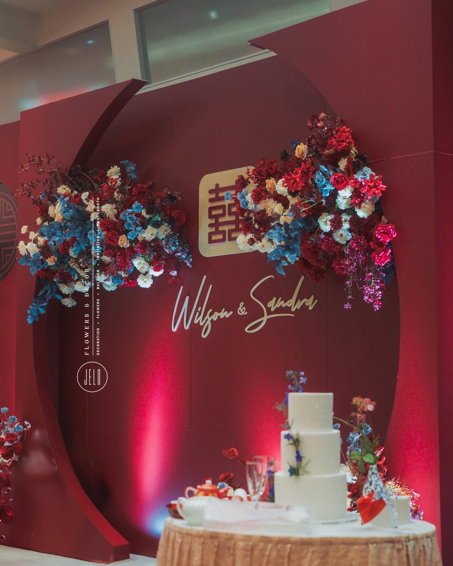 Modern burgundy Chinese themed wedding.

.
.
.

Event : Sandra + Wilson's Wedding
Flowers &amp; Decor : @jeloflowersdecor
Venue : @parkasiarestaurant