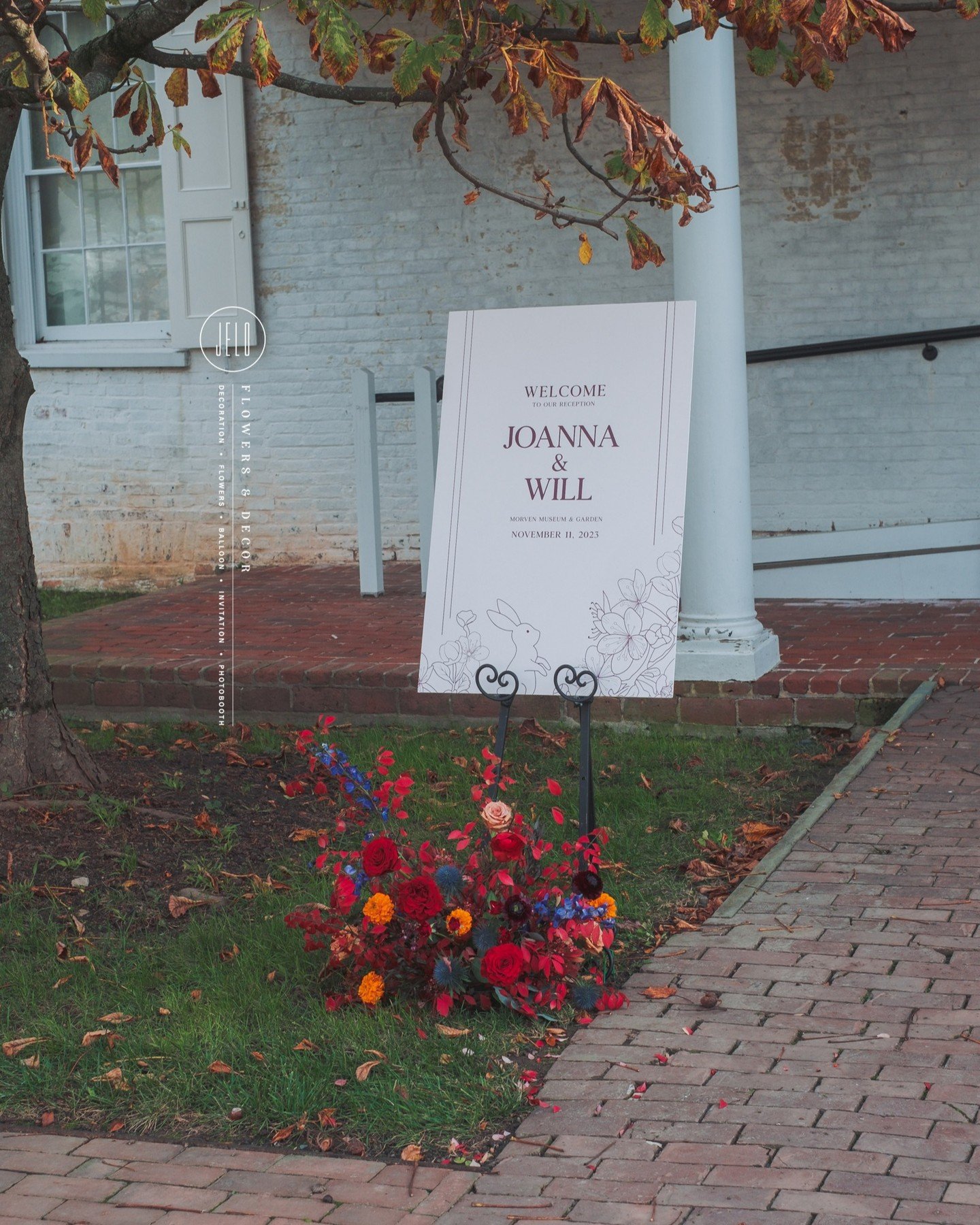 Fall wedding with our fresh flower signage decor.

.
.
.

Event : Joanna + Will's Wedding
Planning : @genesiswedding
Flowers &amp; Decor : @jeloflowersdecor
Venue : @morvenmuseum