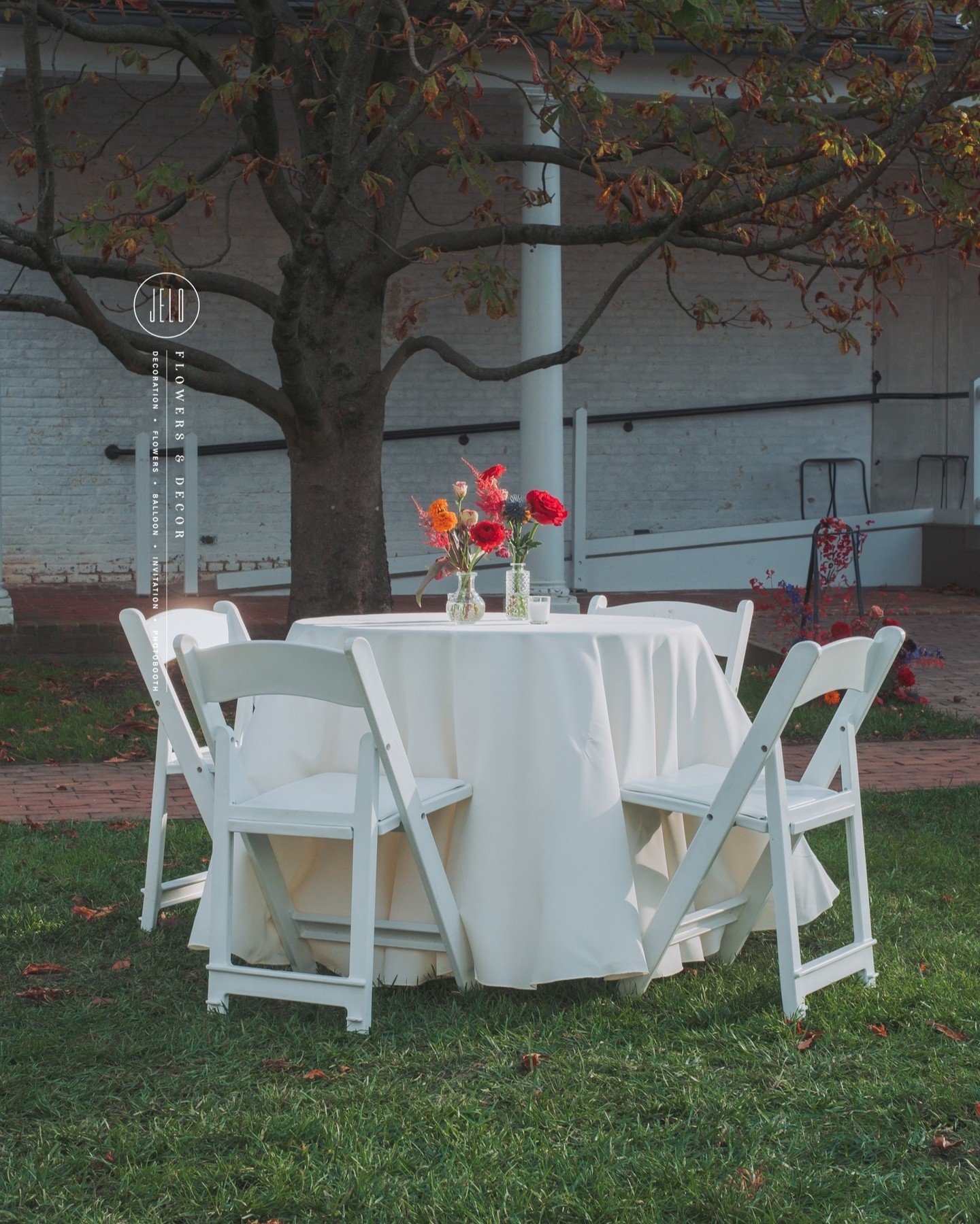 Beautiful outdoor cocktail hours with the bud vase flower setup.

.
.
.

Event : Joanna + Will's Wedding
Planning : @genesiswedding 
Flowers &amp; Decor : @jeloflowersdecor
Venue : @morvenmuseum