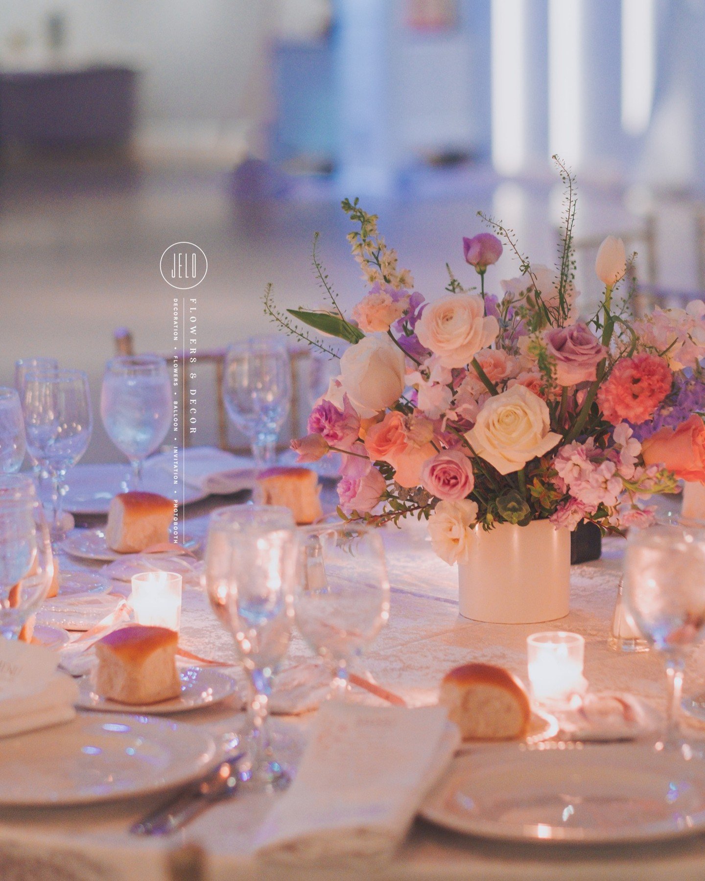 Beautiful pastel color wedding centerpiece.

.
.
.

Event : Doris + Kevin's Wedding
Flowers &amp; Decor : @jeloflowersdecor
Venue : @watermillcaterers