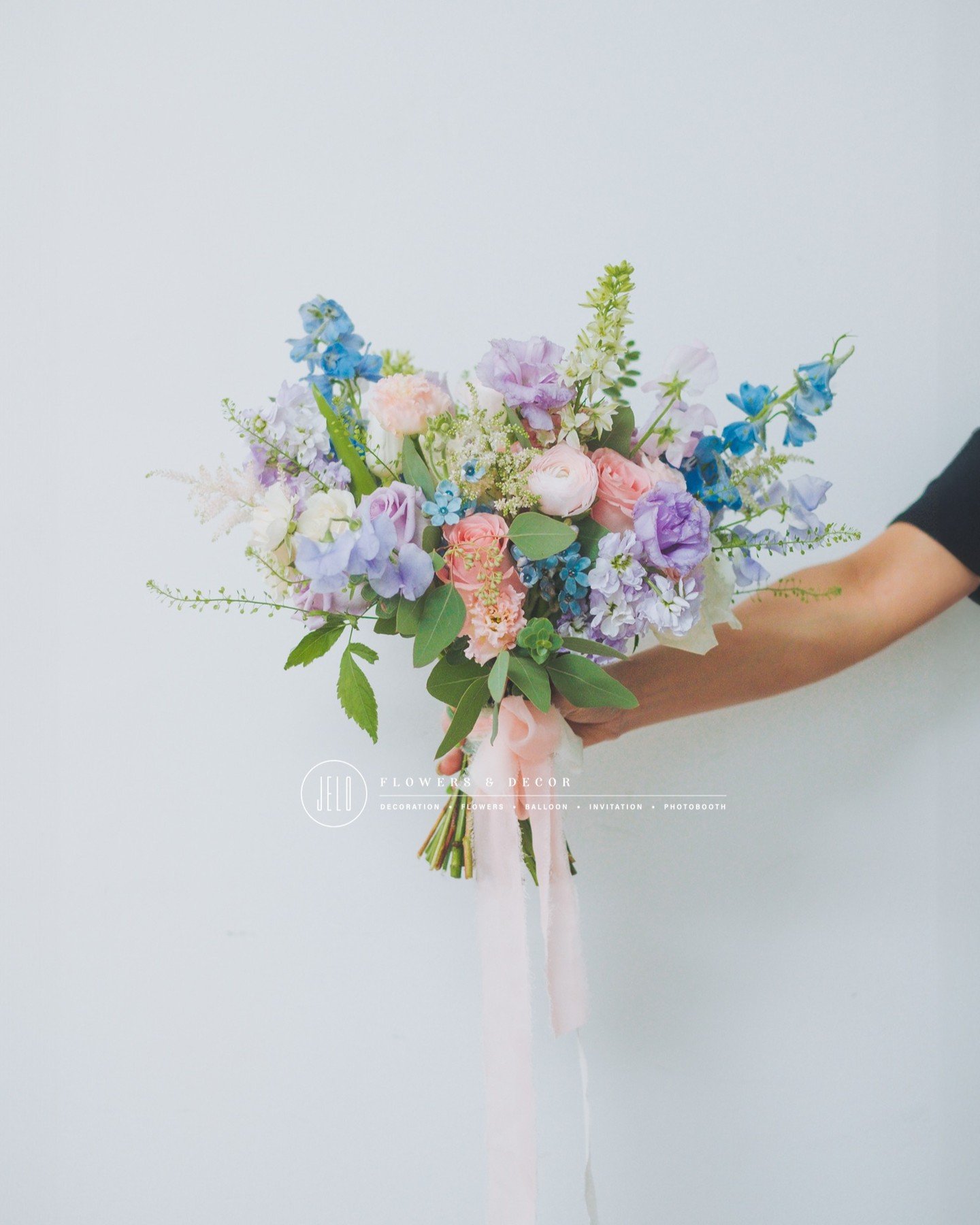 Trendy pastel color bridal bouquet!

.
.
.

Event : Doris + Kevin's Wedding
Flowers &amp; Decor : @jeloflowersdecor