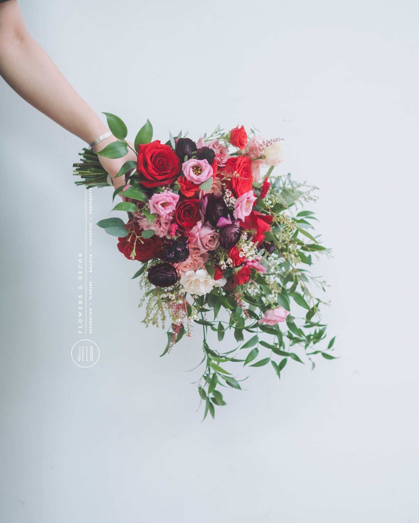 Classic red x burgundy&rsquo;s water drop style bridal bouquet.

.
.
.

Event : Kelly + Wilson's Wedding
Flowers &amp; Decor : @jeloflowersdecor