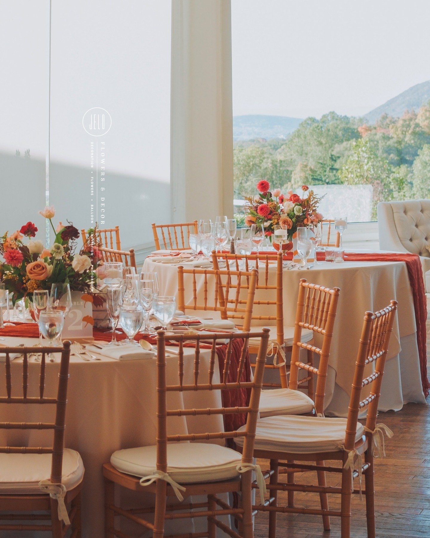 The fall-colored centerpiece with this elegant gold vase adds a stunning touch.

.
.
.

Event : Jayme + Brain's Wedding
Flowers &amp; Decor : @jeloflowersdecor
Venue : @the_garrison