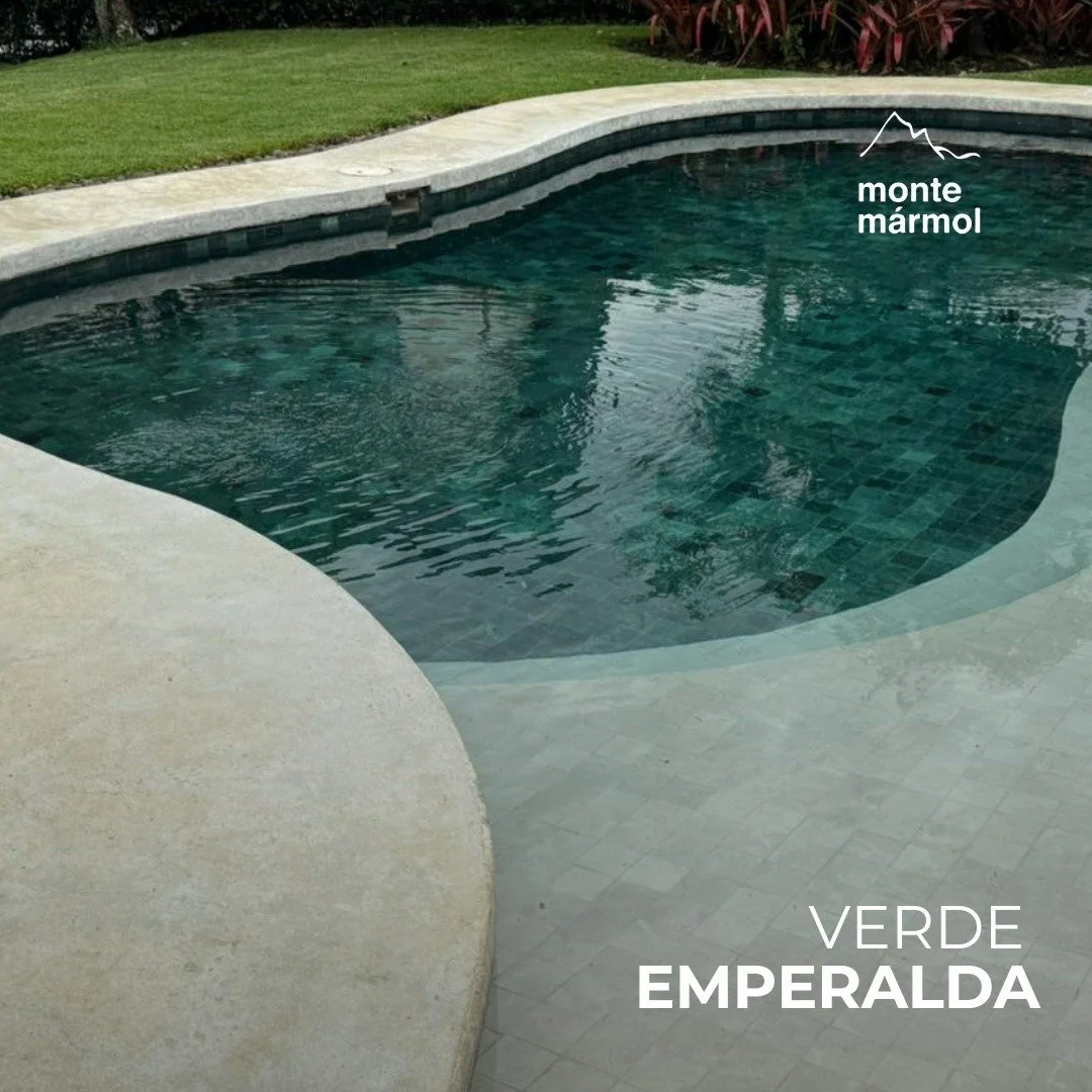 As&iacute; se transforma una piscina con Verde Esmeralda
Desde la instalaci&oacute;n hasta el resultado final, este acabado natural le da profundidad, frescura y elegancia a cada detalle.

Desliz&aacute; y descubr&iacute; c&oacute;mo se vive el dise&