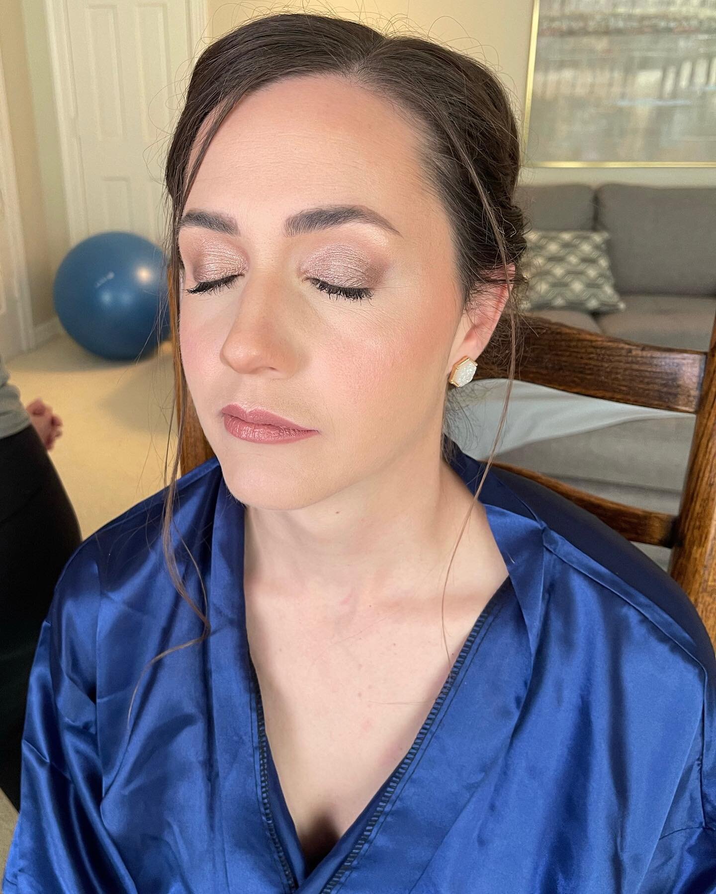 Another soft glam bridesmaid glam look coming at ya! 💕
.
Makeup by @alluringcomplexions 
Hair by @glambyraquel 
On behalf of @lilly_artistry