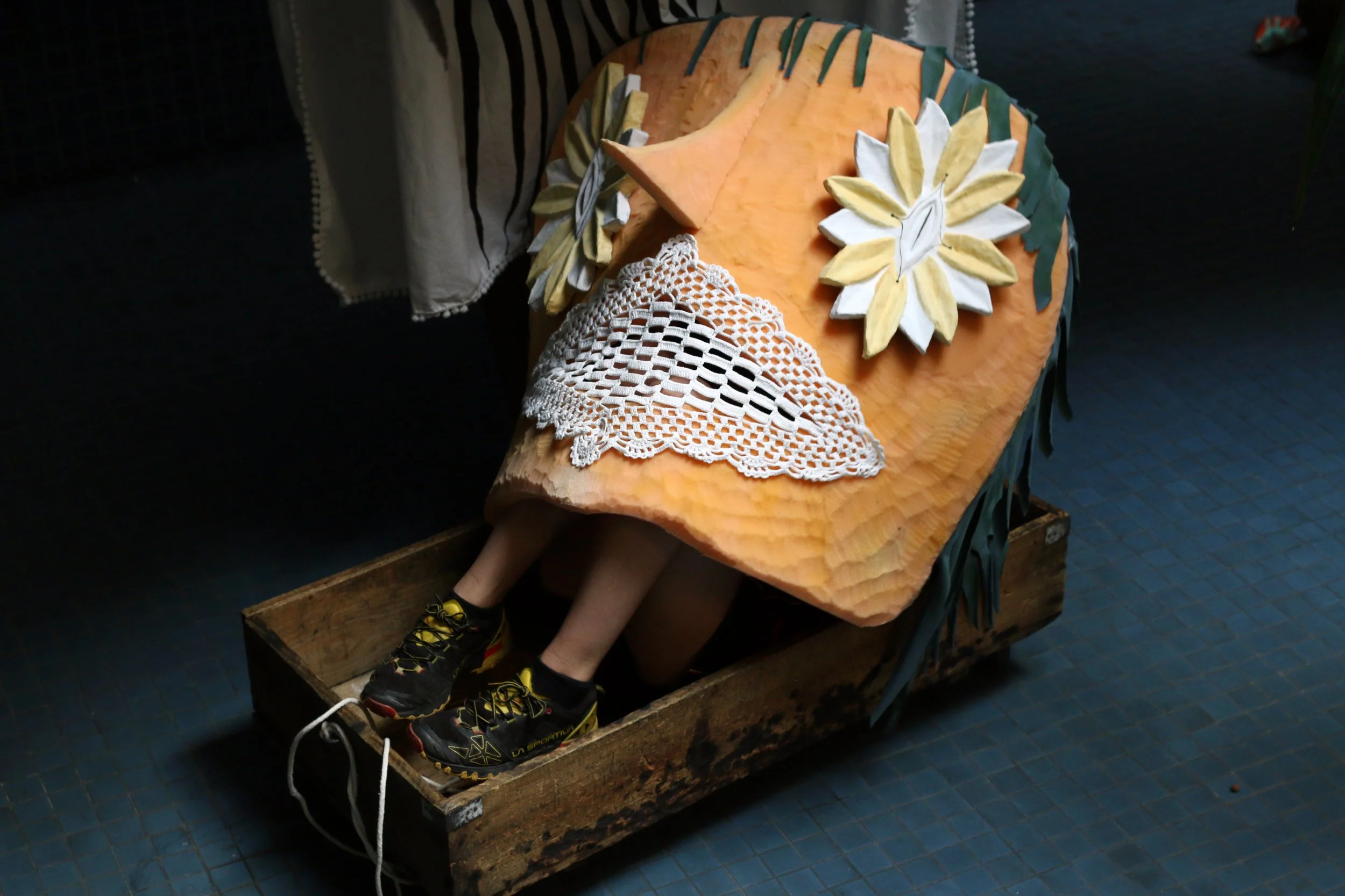  Live performance with sculpture and paintings / performance still / approx. 1 hr / 2023 