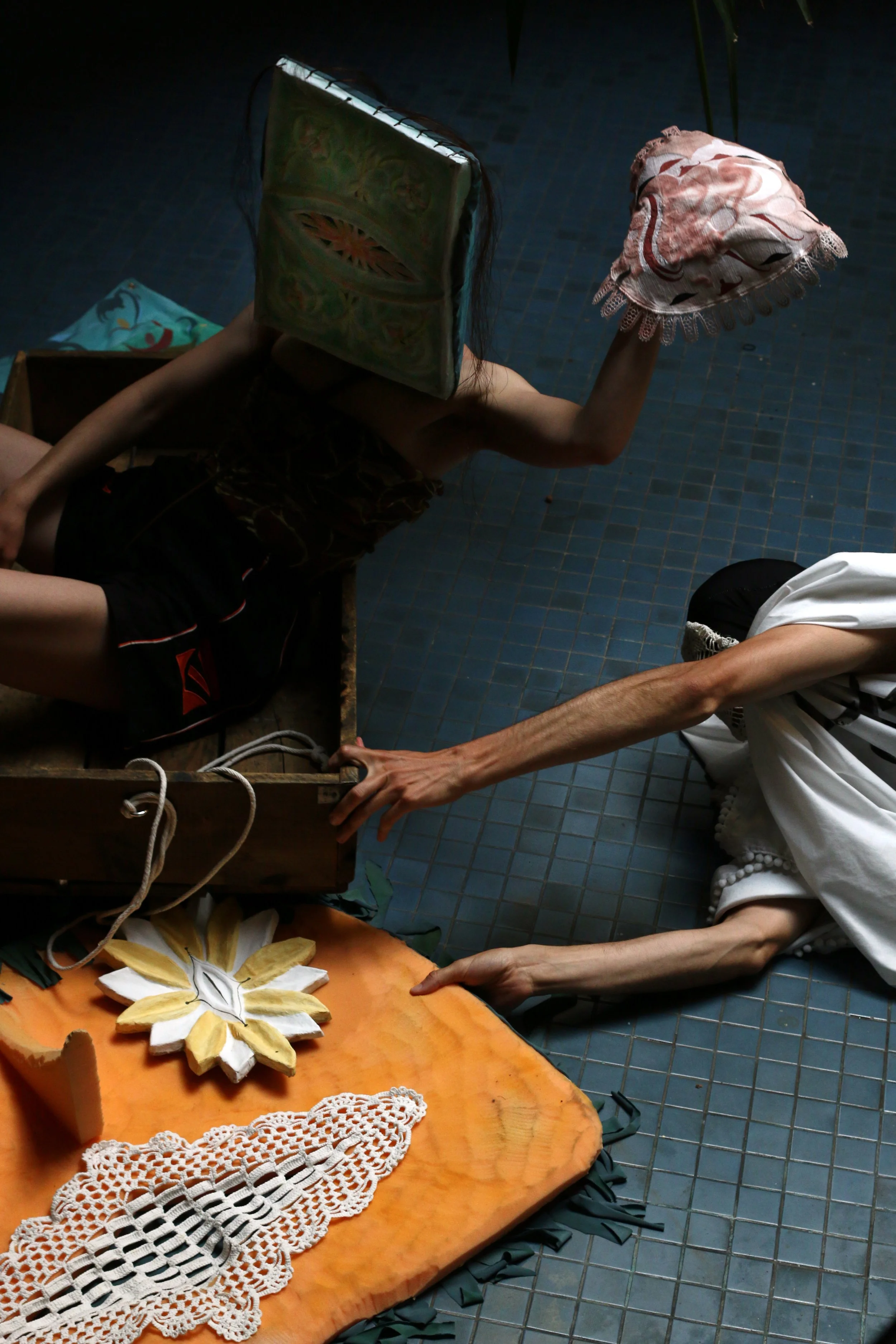 Live performance with sculpture and paintings / performance still / approx. 1 hr / 2023 