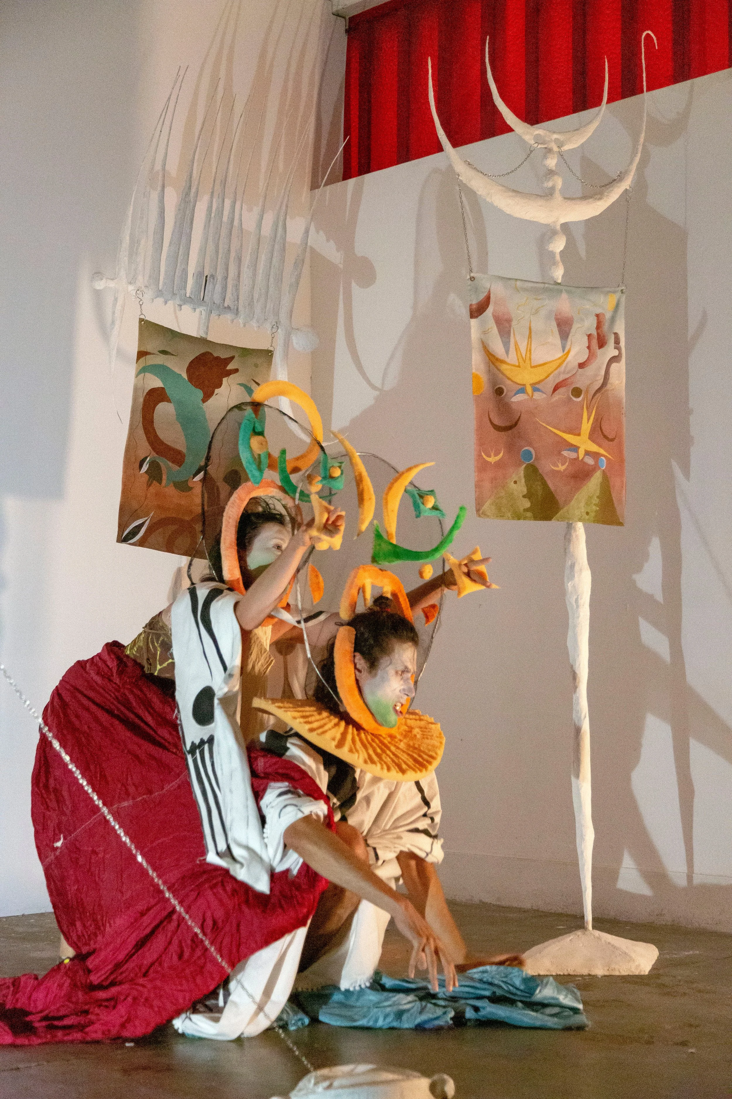  Live performance with sculpture and paintings / performance still / approx. 30 min / 2023 