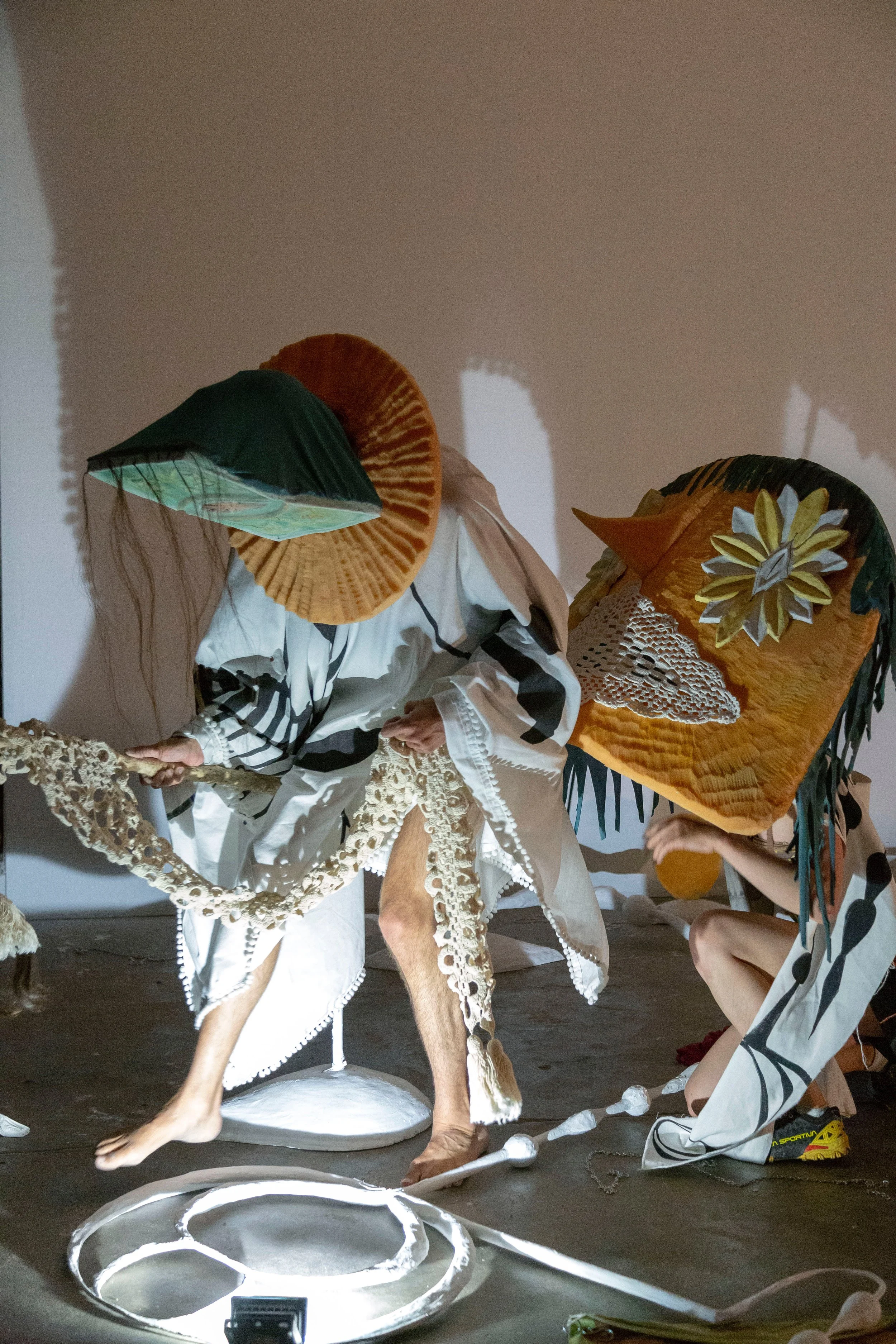  Live performance with sculpture and paintings / performance still / approx. 30 min / 2023 