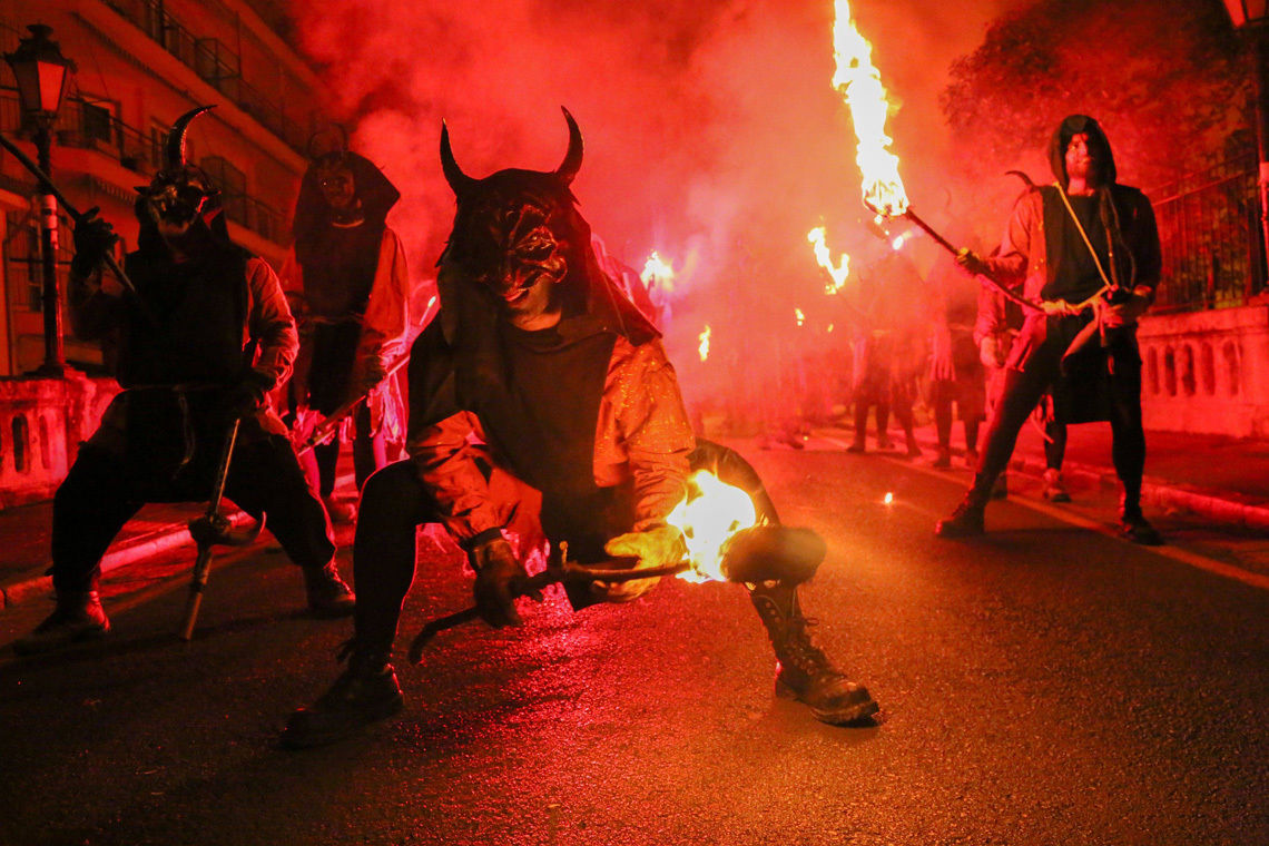 Песня танцует сатана. Фестиваль ряженых дьяволов в Испании. Испанский дьявол. Танцующие дьяволы фестиваль.