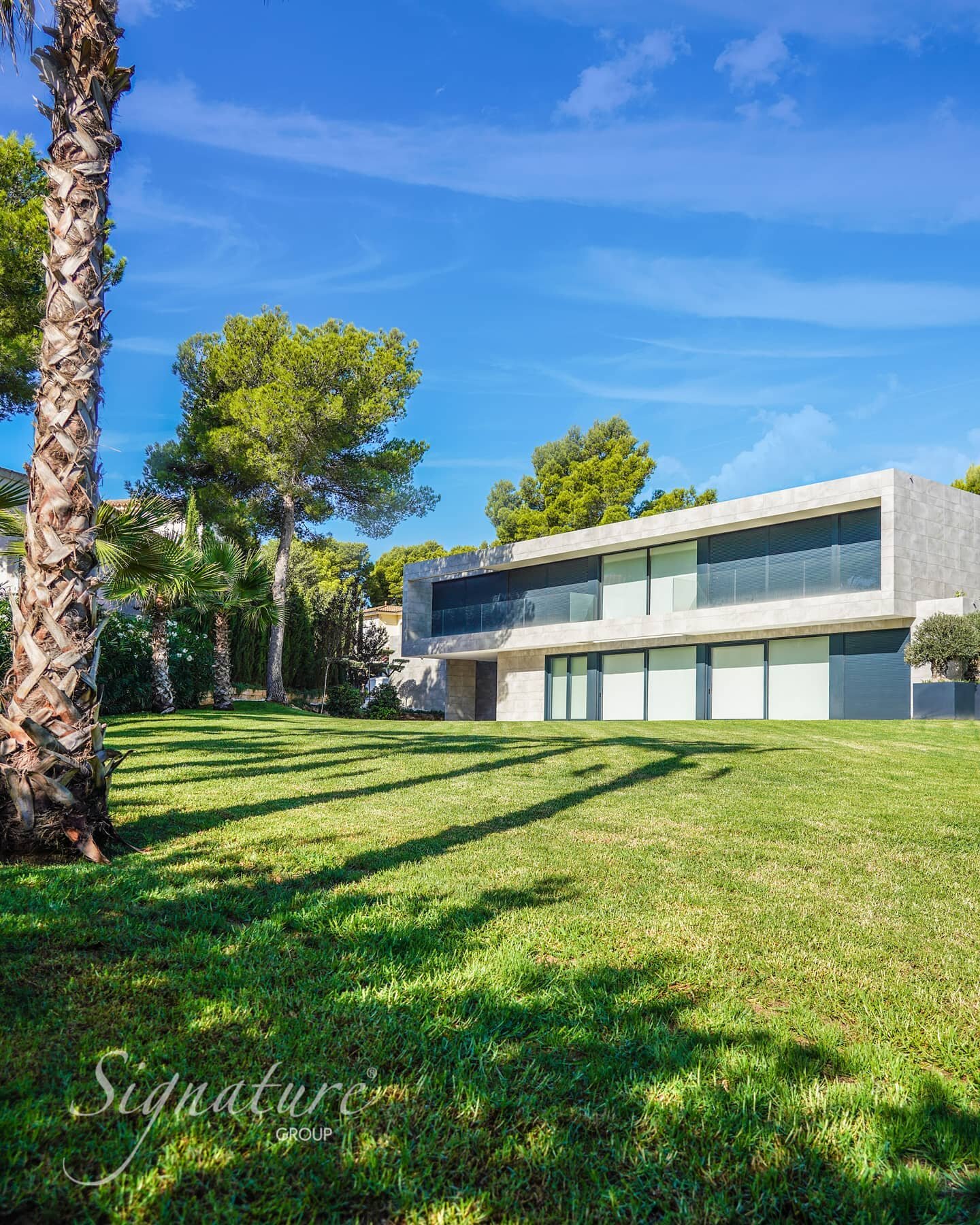 Revisiting one of our completed projects - Gregal - overlooking its green oversized garden.
.
.
.
#signaturegroupmallorca #manufacturerofexcellence #propertydevelopment #property #minimal #design #mallorca #development #completedproject #architecture