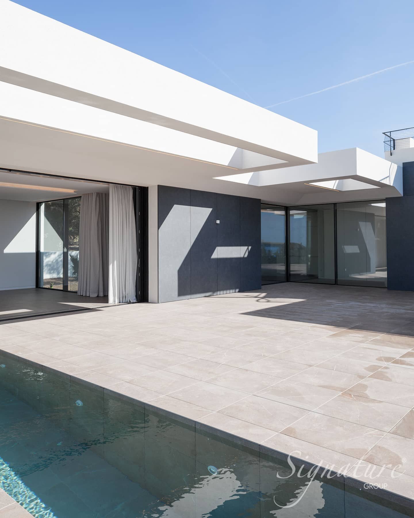 Upstairs terrace - Contrasting shades of white and gray in the completed BB7 seaview project in Santa Ponsa. 
.
.
.
#signaturegroupmallorca #manufacturerofexcellence #propertydevelopment #property #minimal #design #mallorca #development #completedpro