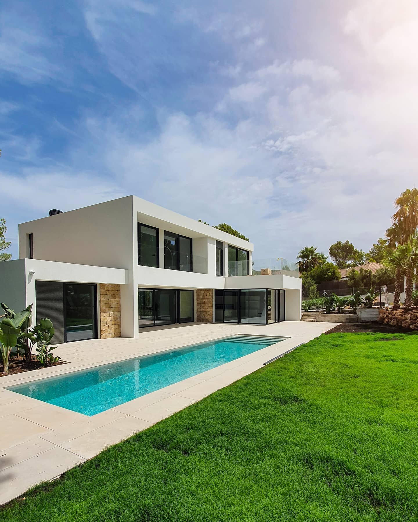 Lush green lawn at villa Thesia in Santa Ponsa. 
&bull; 4 bedrooms / 3 bathrooms
&bull; 1300 square meters plot
&bull; 400 square meters living space
Located on a big plot in a cul-de-sac, close to the Club Nautico de Santa Ponsa, and within minutes 