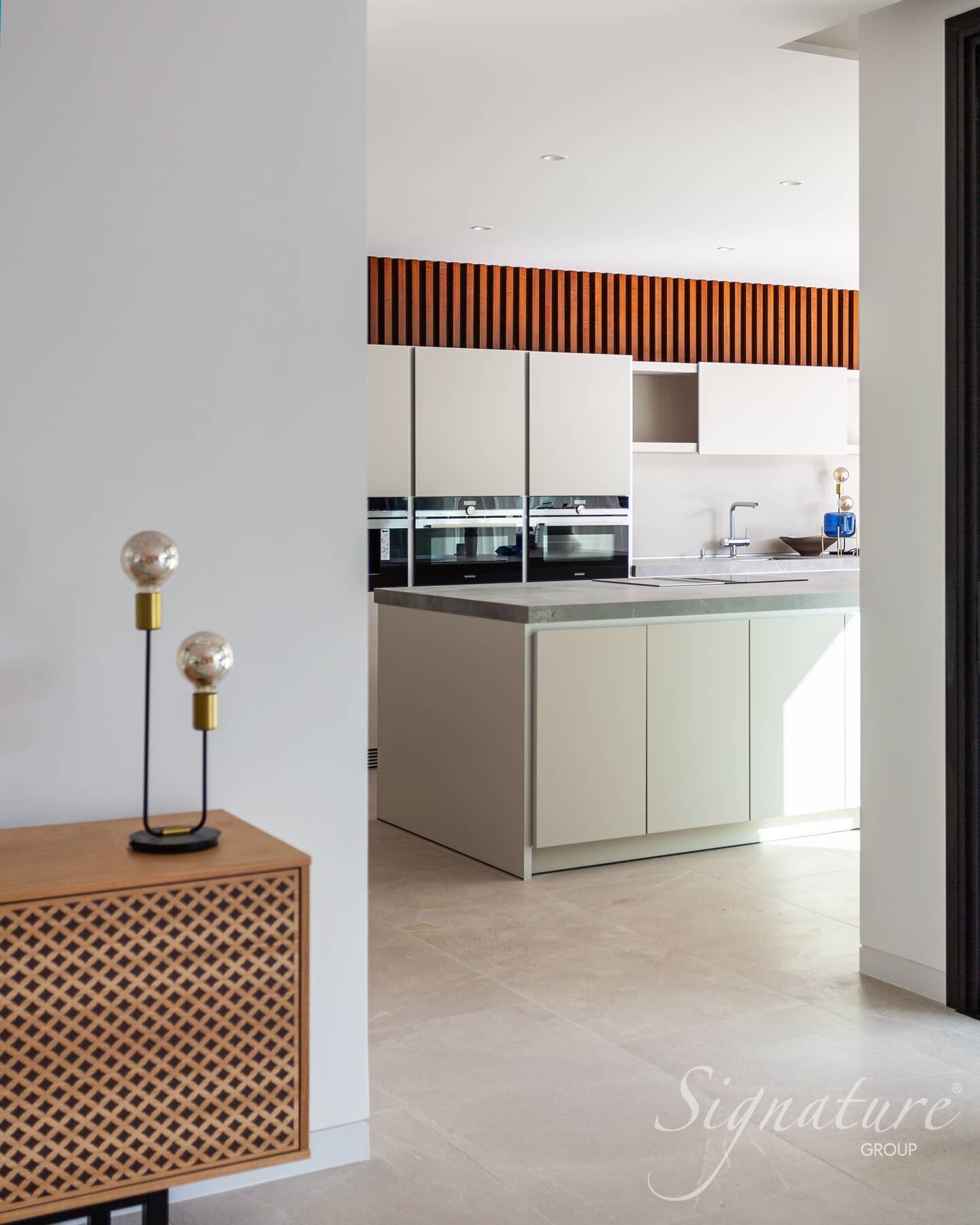 We kick start a new week in the dining room (looking into the kitchen) of our project THESIA in Santa Ponsa. The space between this two rooms is divided, but in the same time connected, with no doors to interrupt the open space concept of the whole p