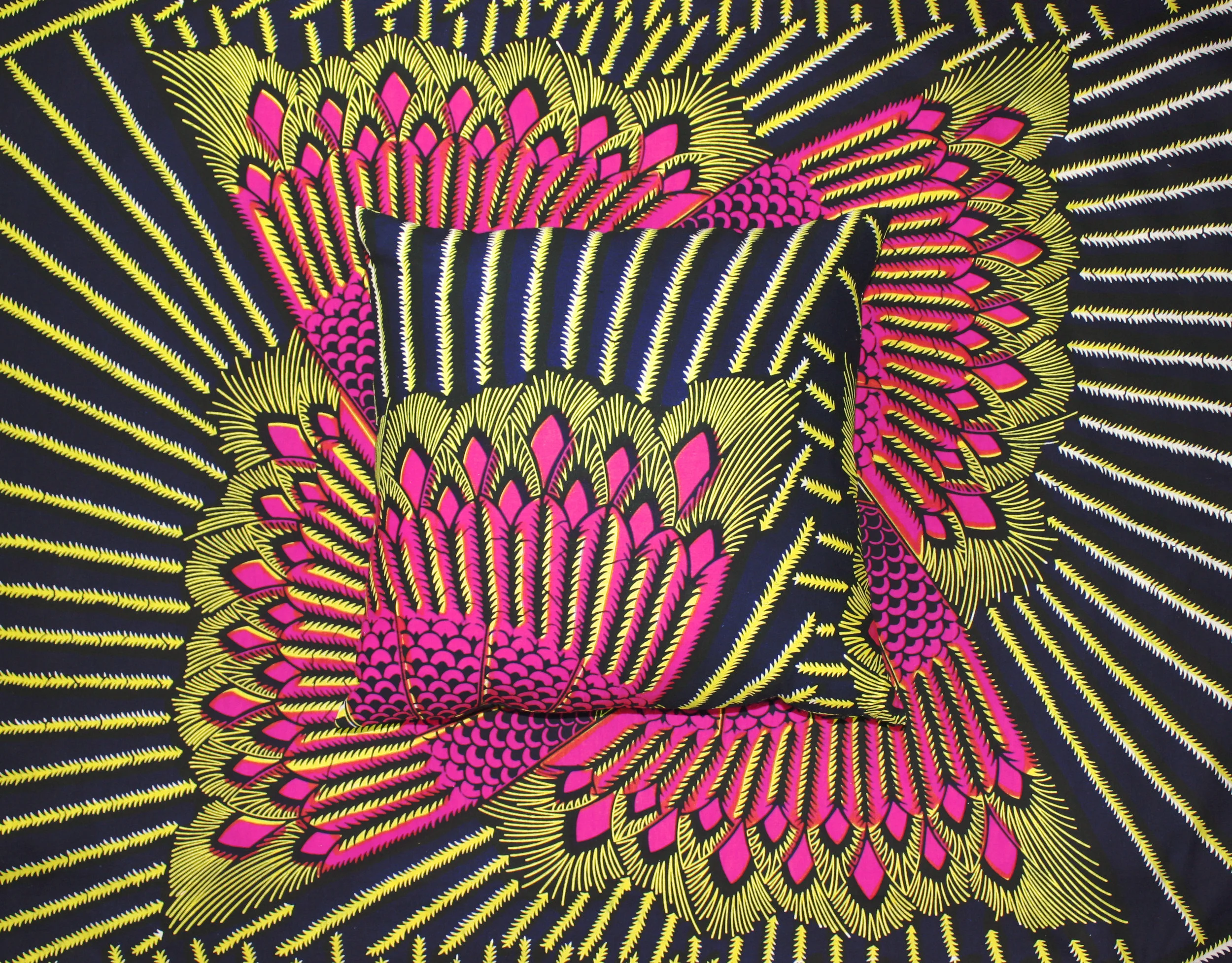 coussin_adjamee_plumes_de_paon_rose_carre_blanc.jpg