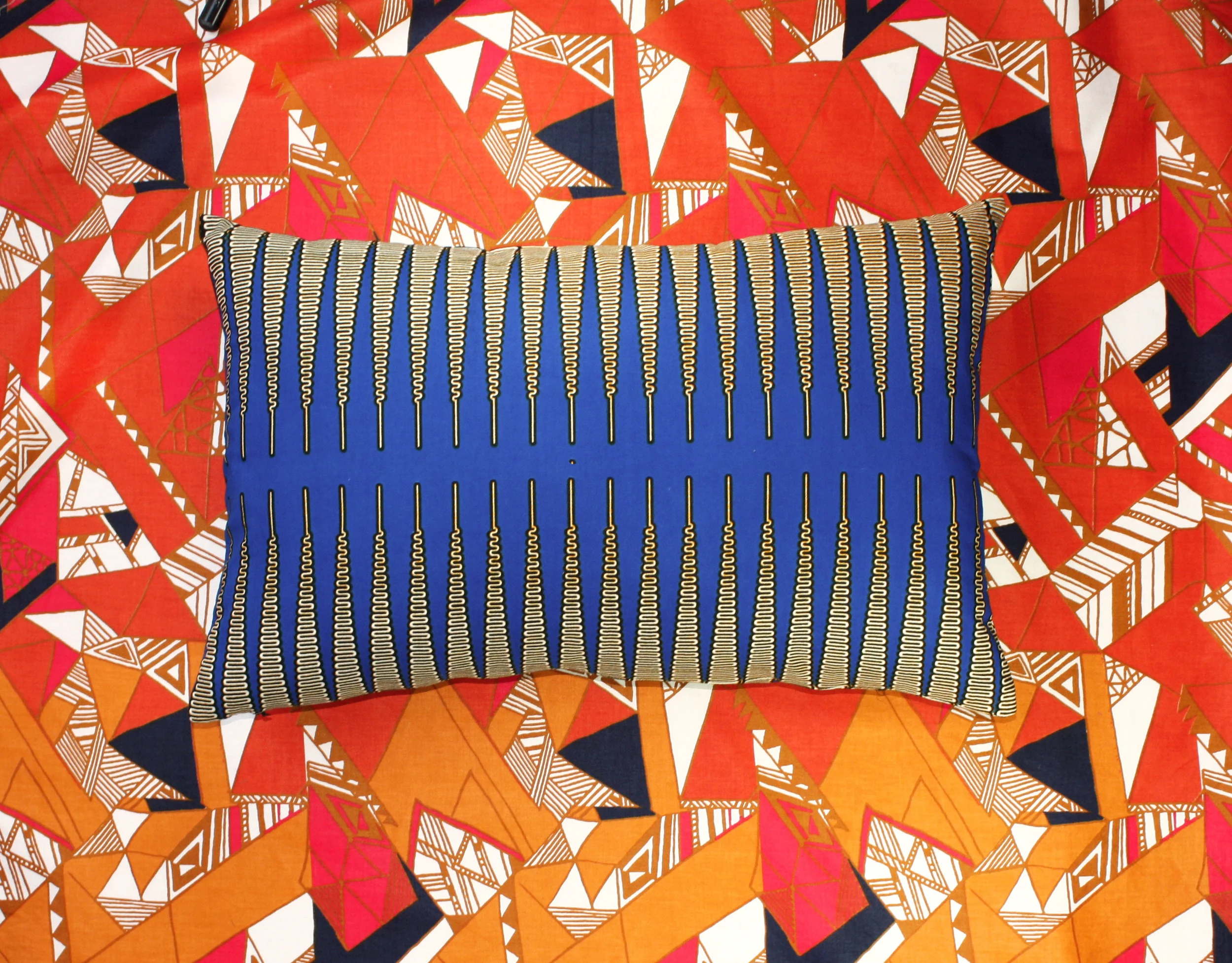 coussin_adjamee_pencil_bleu_rectangle_blanc.jpg