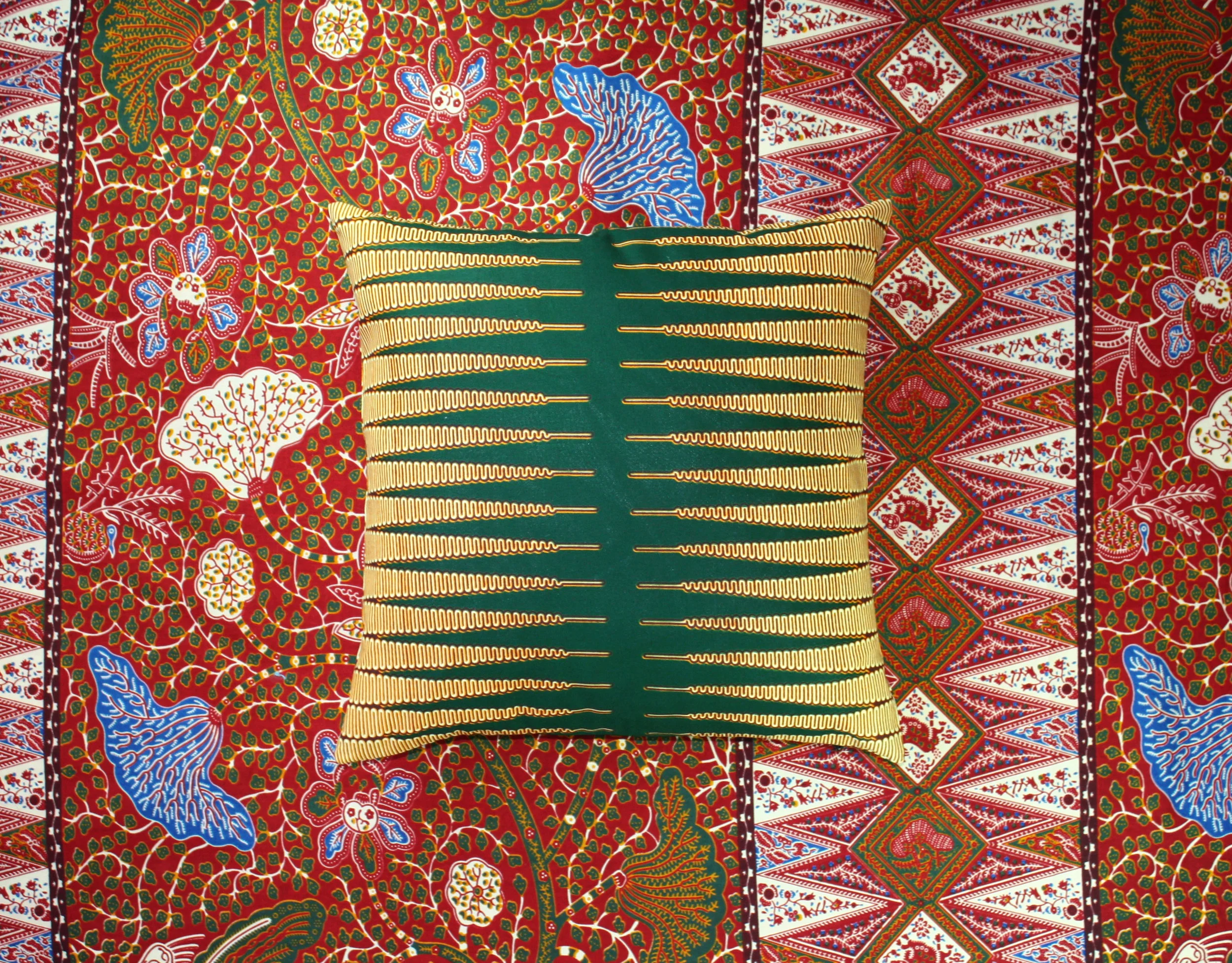 coussin_adjamee_pencil_vert_carre_blanc.jpg