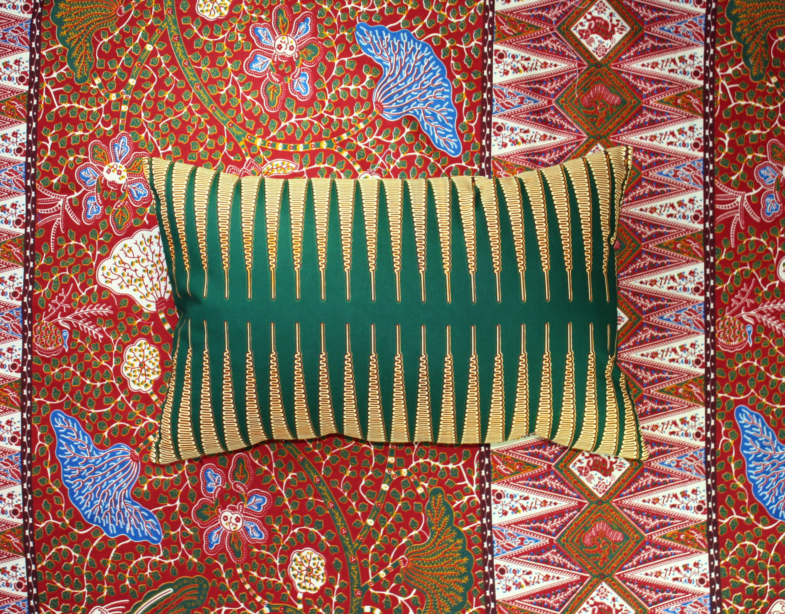 coussin_adjamee_pencil_vert_rectangle_blanc.jpg