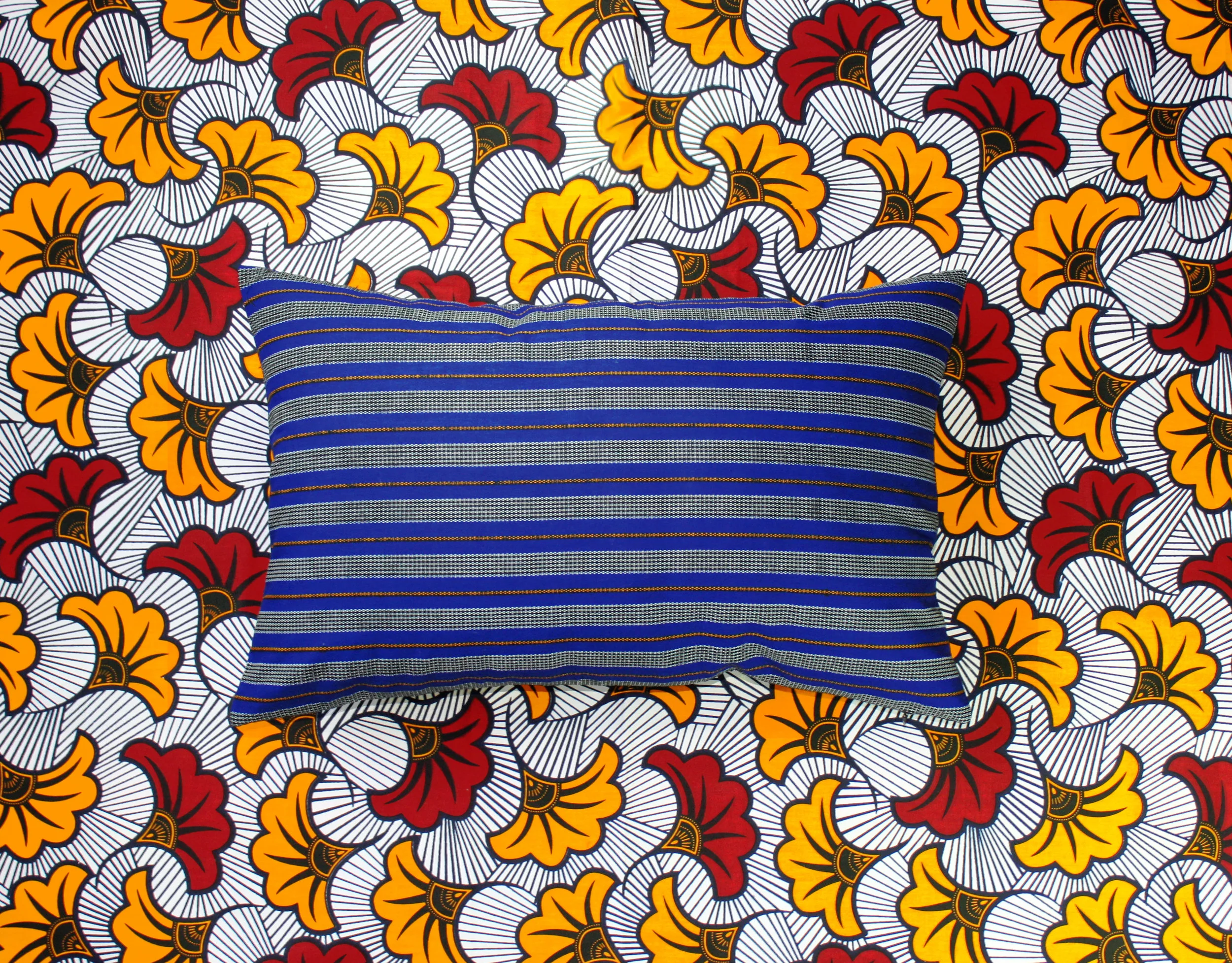 coussin_adjamee_ligne_bleue_rectangle_blanc.jpg