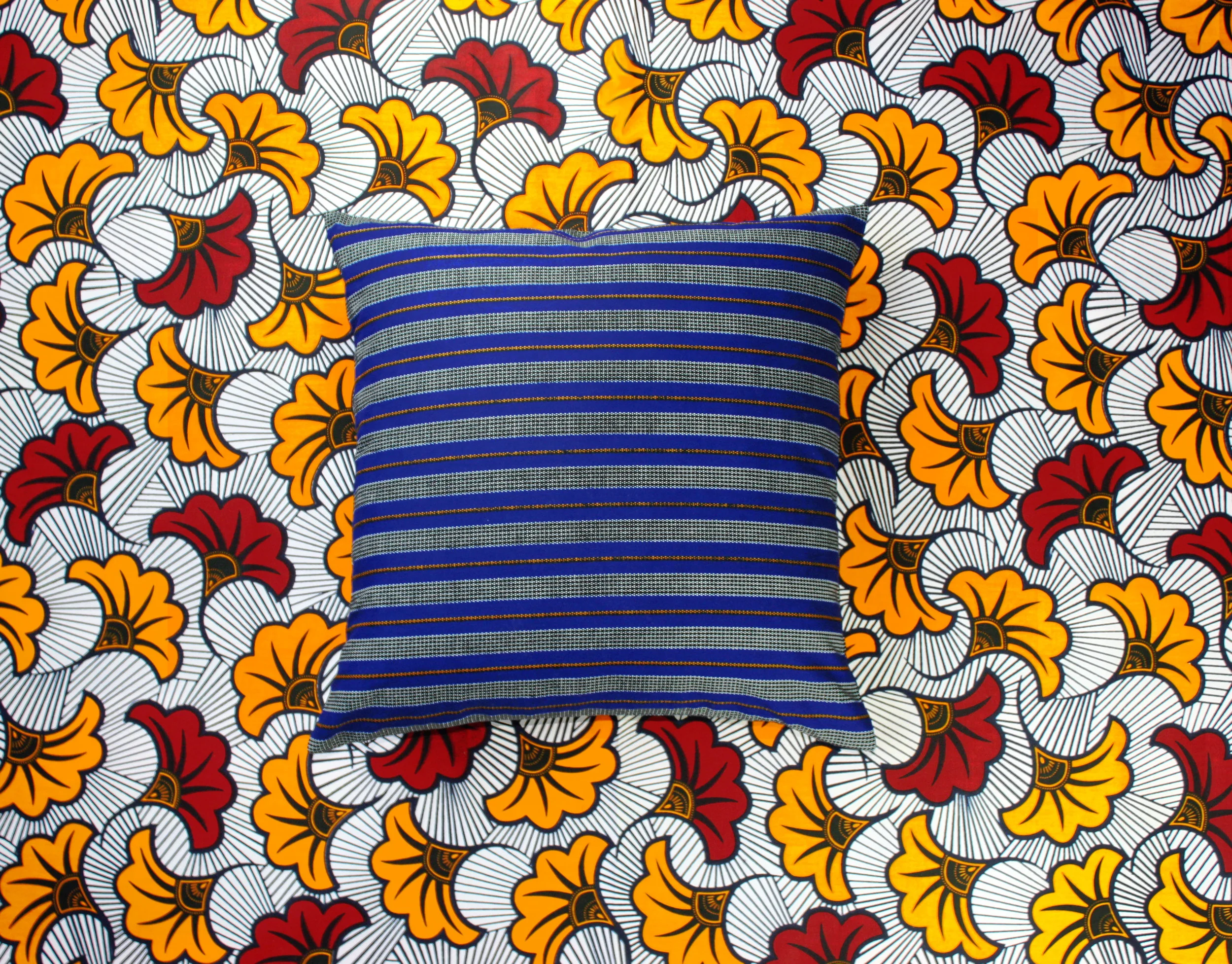coussin_adjamee_ligne_bleue_carre_blanc.jpg