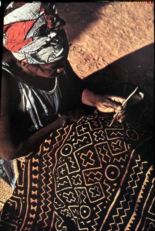 e3a2872e2c07d24672ccb830806a8f80--textile-dyeing-african-artists.jpg