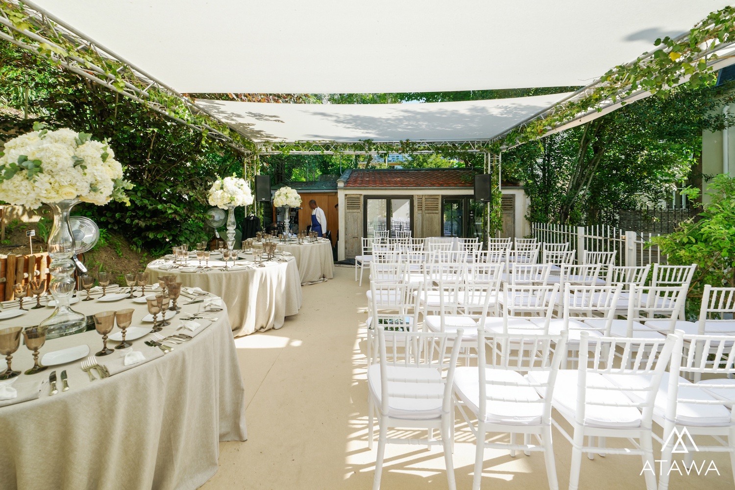 Article_Atawa_location_tente_mobilier_evenement_mariage_structure_sur_pont_paris_mobilier_3.jpg