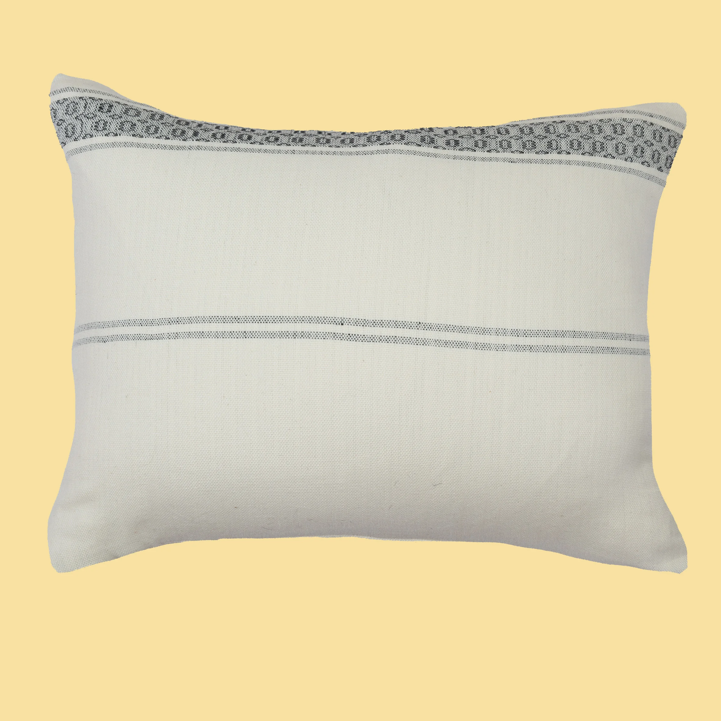 coussin-adjamee-kikoy-fond-blanc-rect-1.jpg