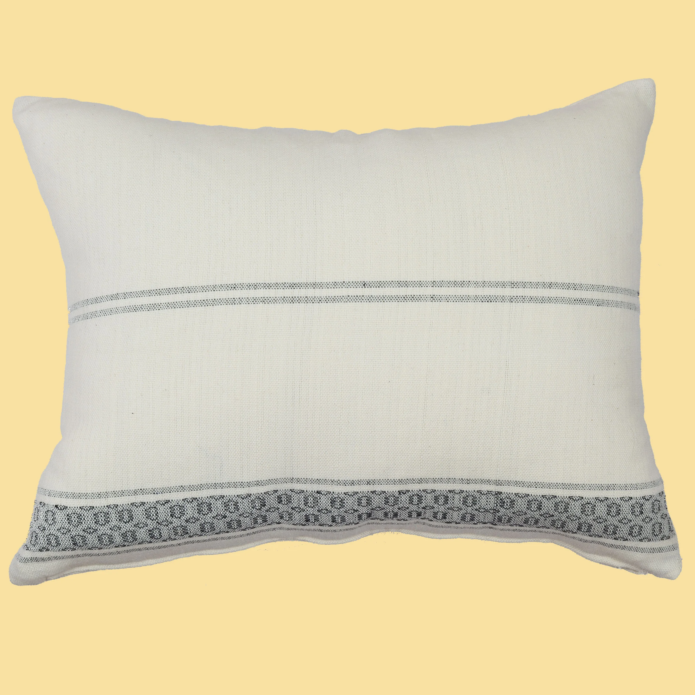 coussin-adjamee-kikoy-fond-gris-rectangle-recto-1.jpg